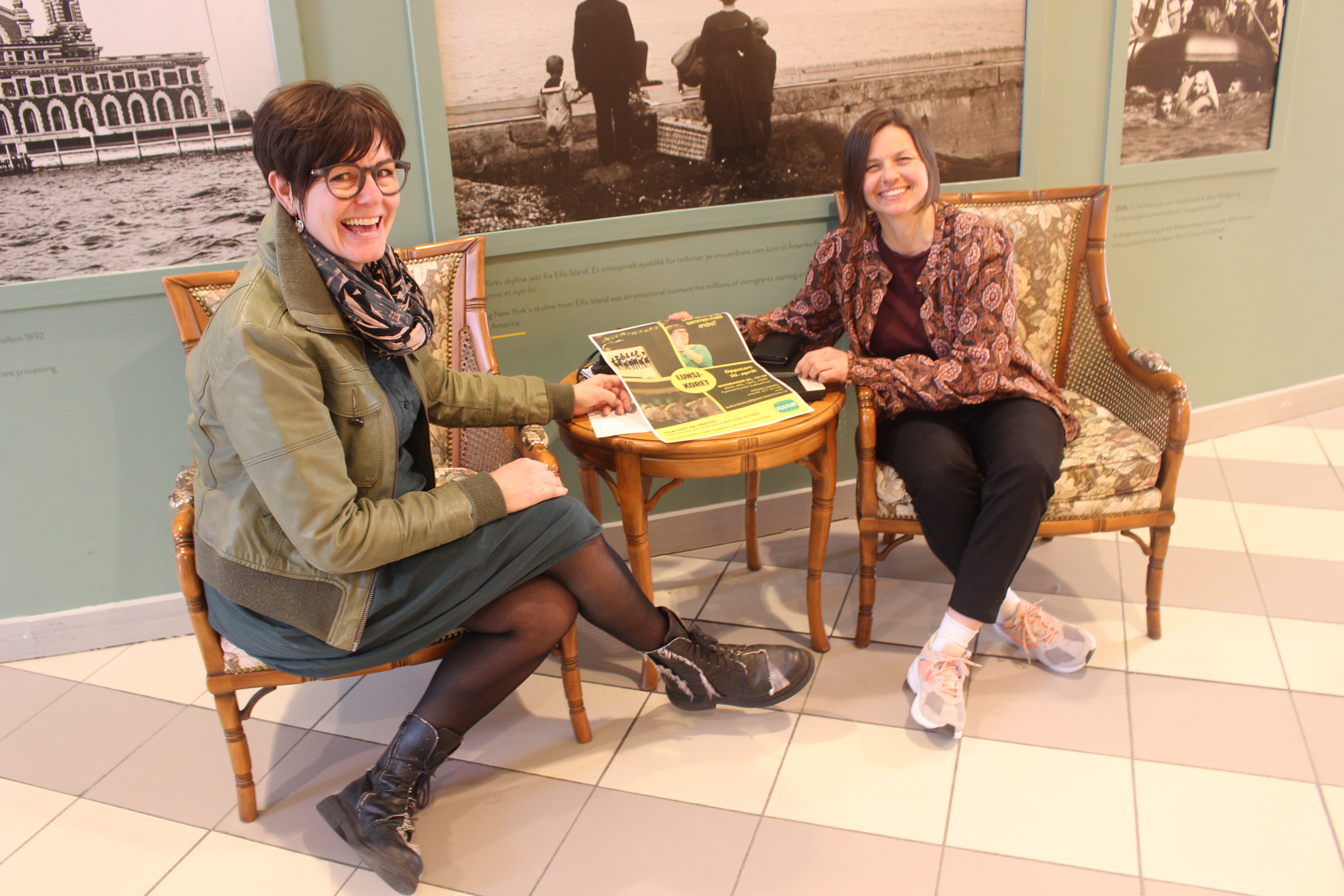 To glade kvinner inviterer til korsang til å bli glad og frisk av. Karina Lange, kordirigent og sanglærer og Mari Odden Nymoen, prosjektleder i lunsjkoret, gleder seg alt til første øving. 