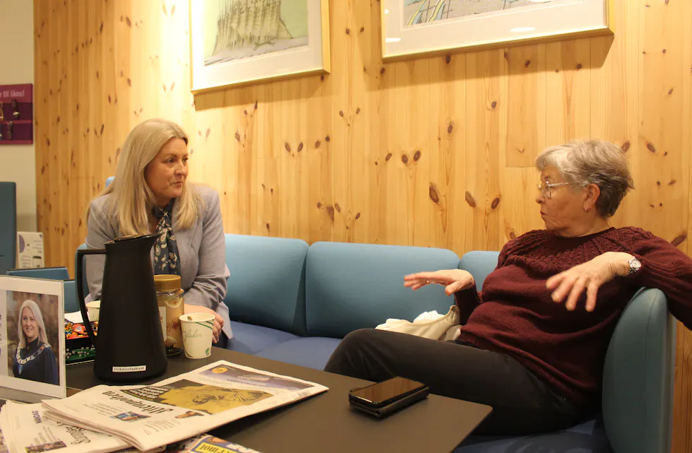 Ordførar Monika Lindanger hadde invitert til uformell samtale på biblioteket. Nyinnflytta innbyggar Marit Aarseth hadde både spørsmål og tips til forbetringar.