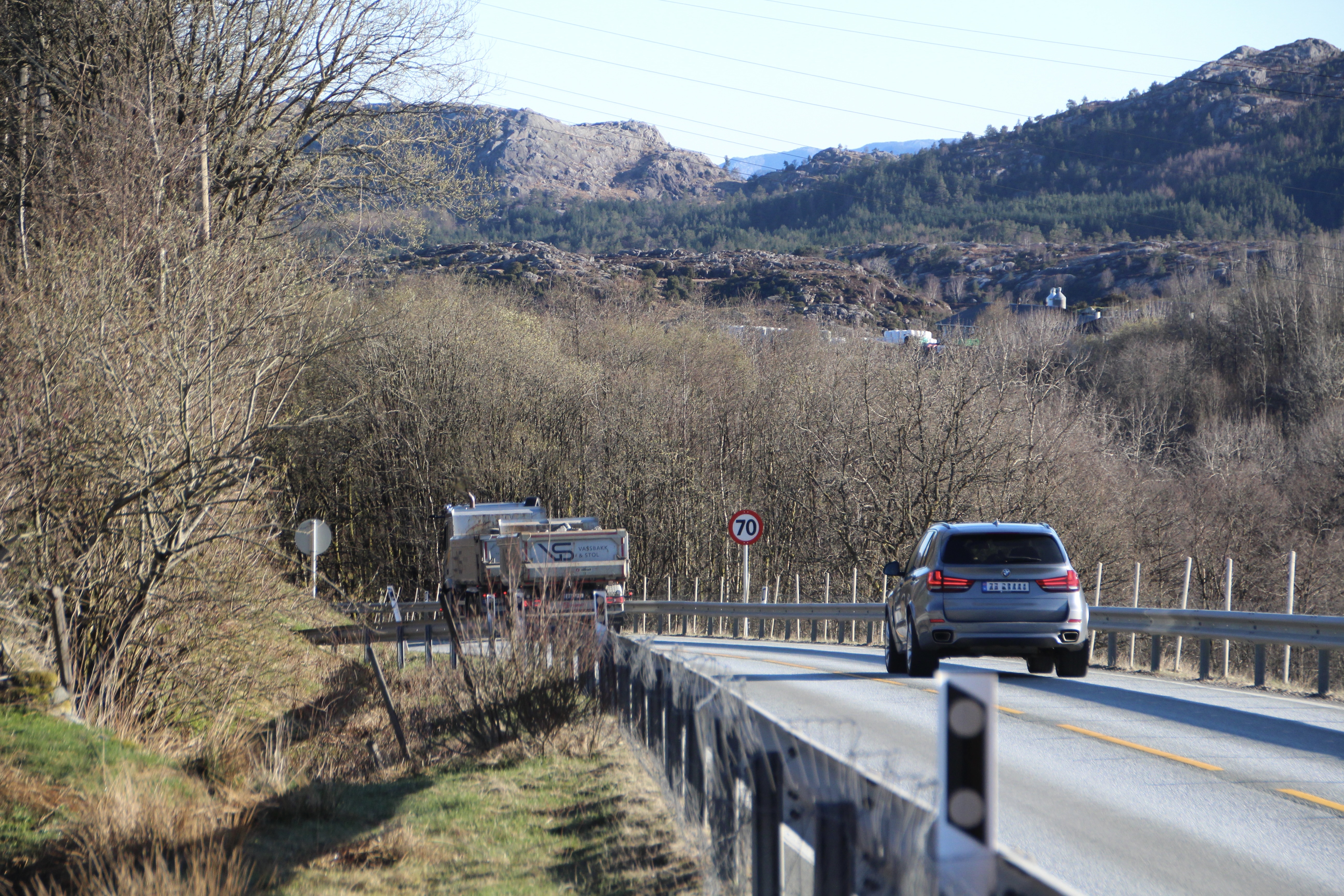 Strekningen fra Våg og til fylkesgrensen mot Vestland vurderes utbedret. Inntil videre har Statens vegvesen satt ned fartsgrensen til 70. Her fra Sundfør. 