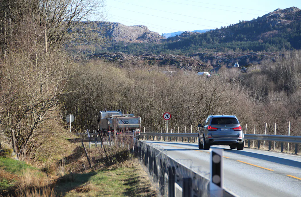 Strekningen fra Våg og til fylkesgrensen mot Vestland vurderes utbedret. Inntil videre har Statens vegvesen satt ned fartsgrensen til 70. Her fra Sundfør.