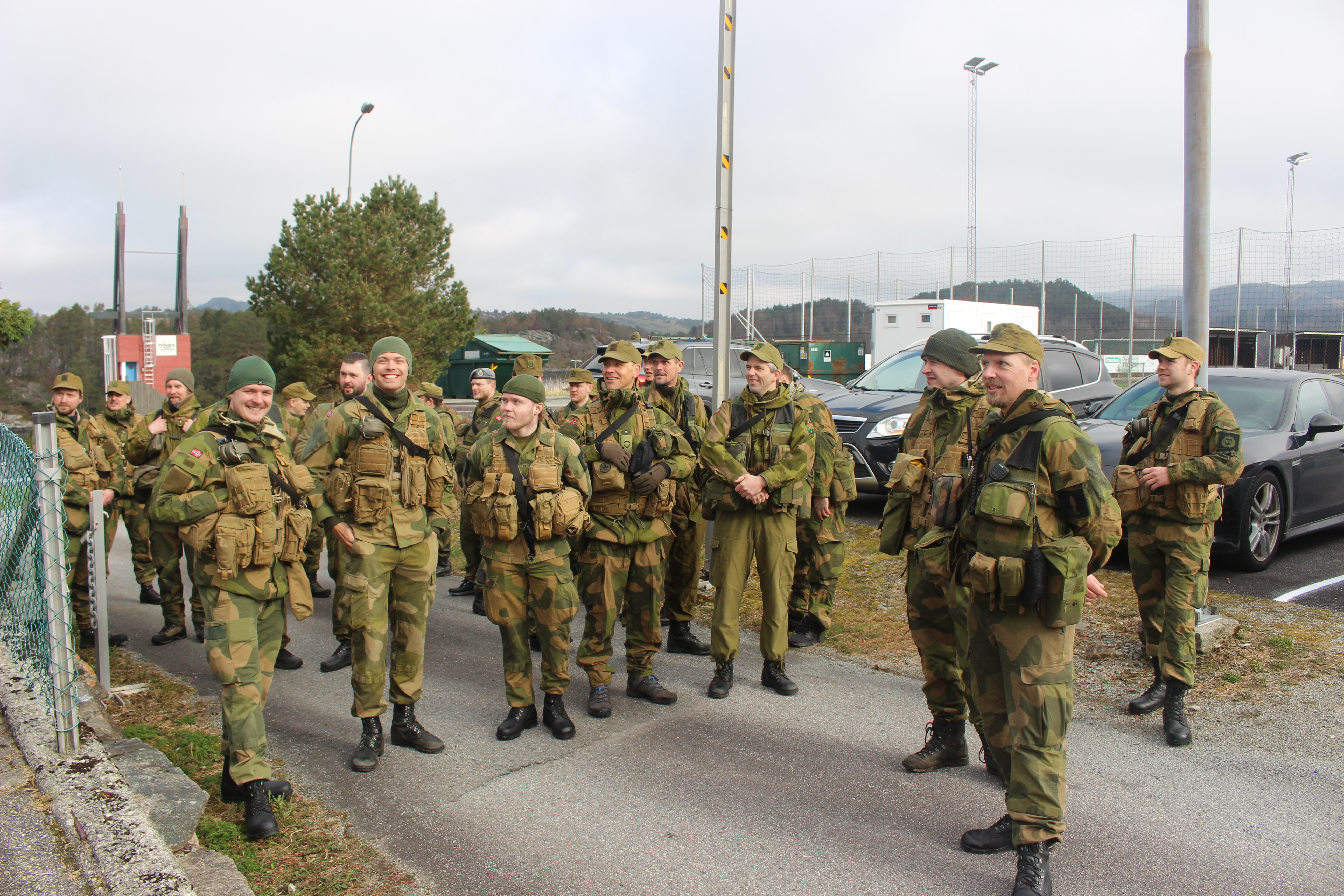 Det er ikkje eit uvanleg syn å treffe på uniformert personell i Tysvær nå. 200 soldatar er samla til HV-øving på idrettsanlegget på Troppene. Foto Marit Tvedt