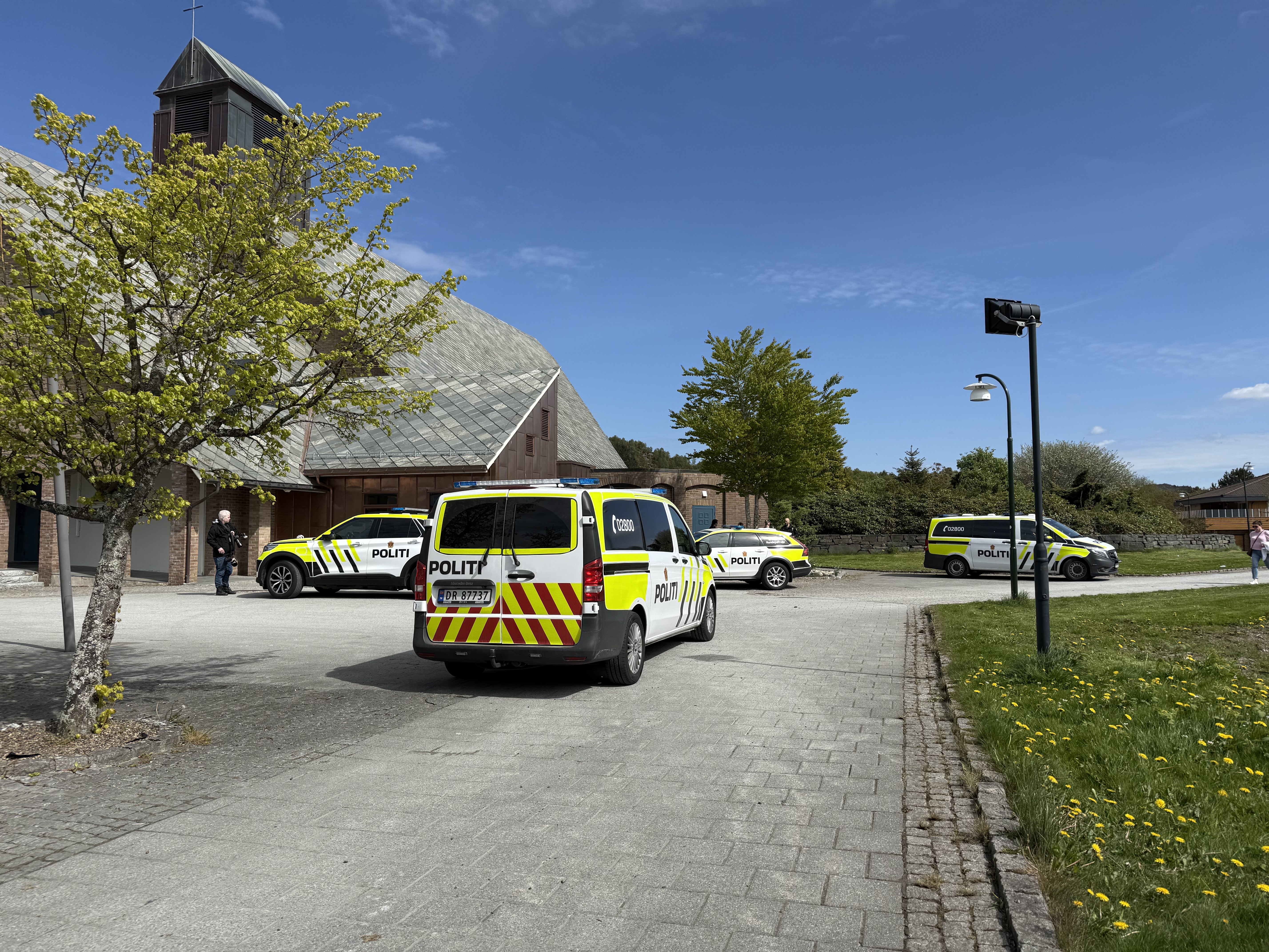 Politiet rykket ut til Aksdal kirke med flere bevæpnede patruljer. 