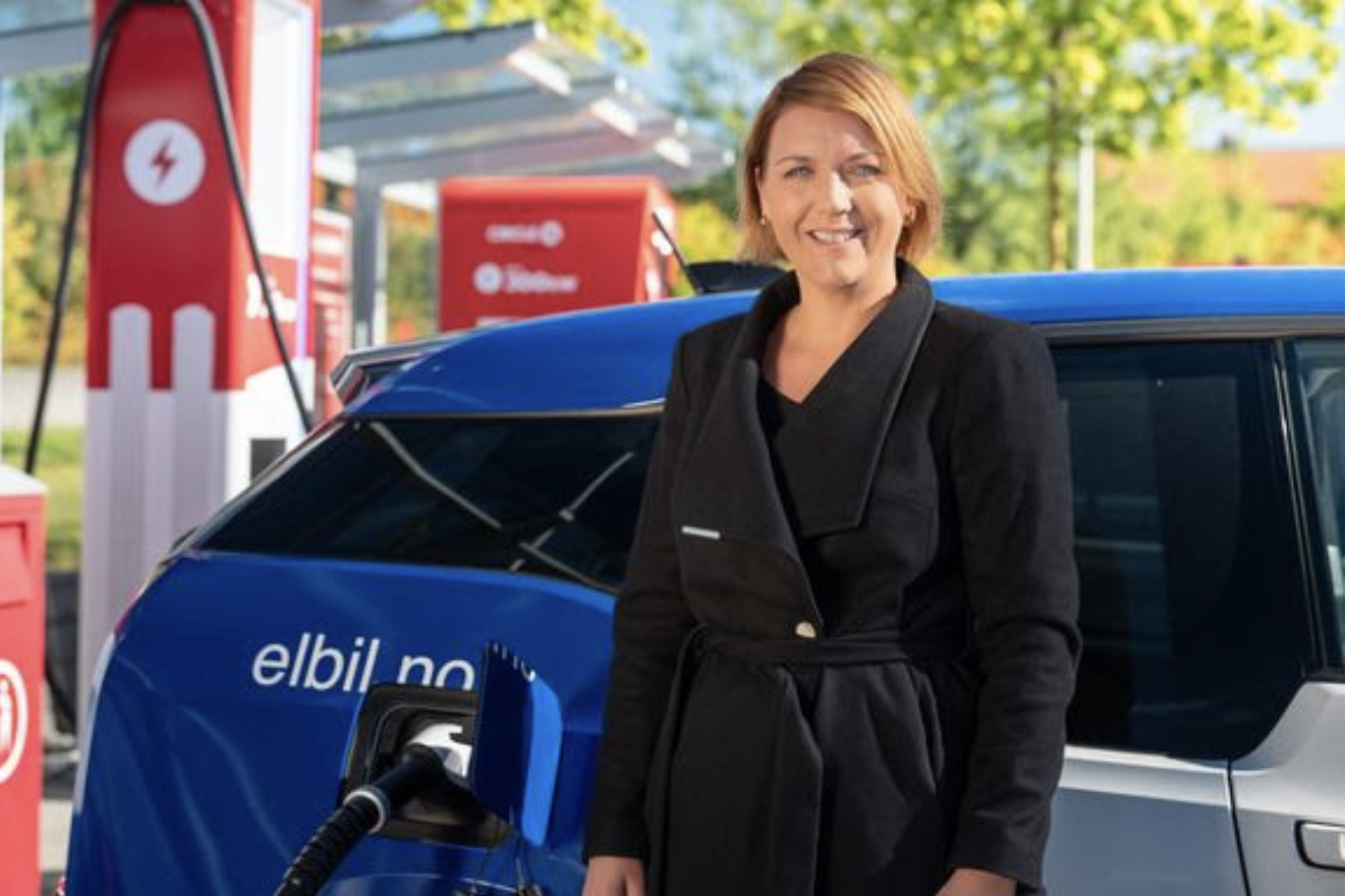 - Vi elektrifiserer bilparken i et imponerende høyt tempo, og det er gledelig å se at hele landet er med. De som fortsatt hevder at elbil er byfenomen tar feil, sier Christina Bu i Elbilforeningen. Foto: Jamieson Pothecary, Norsk elbilforening