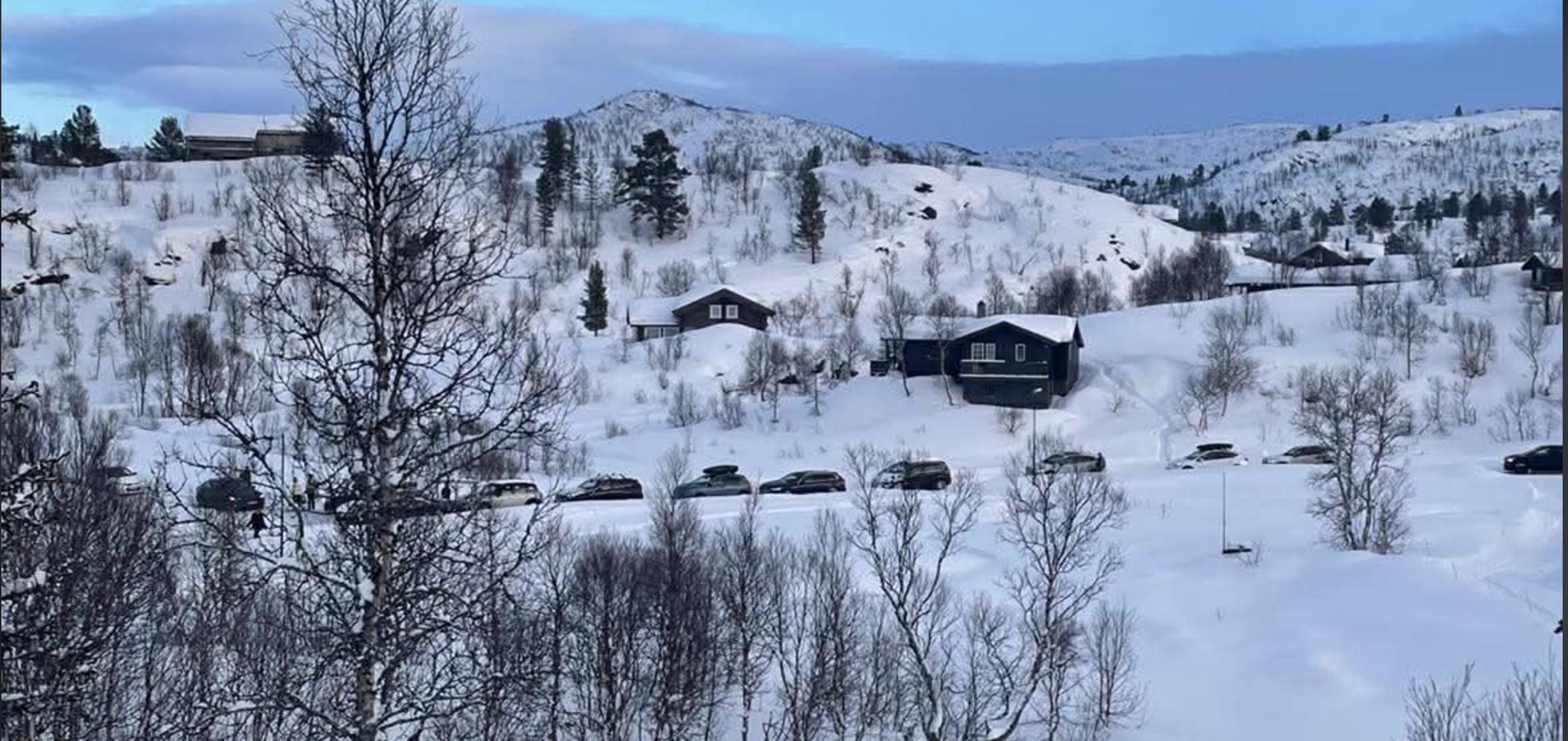 Sol, blå himmel og lange køer over Haukeli. Folk vil hjem før uværet i morgen. Foto: Gro Lothe
