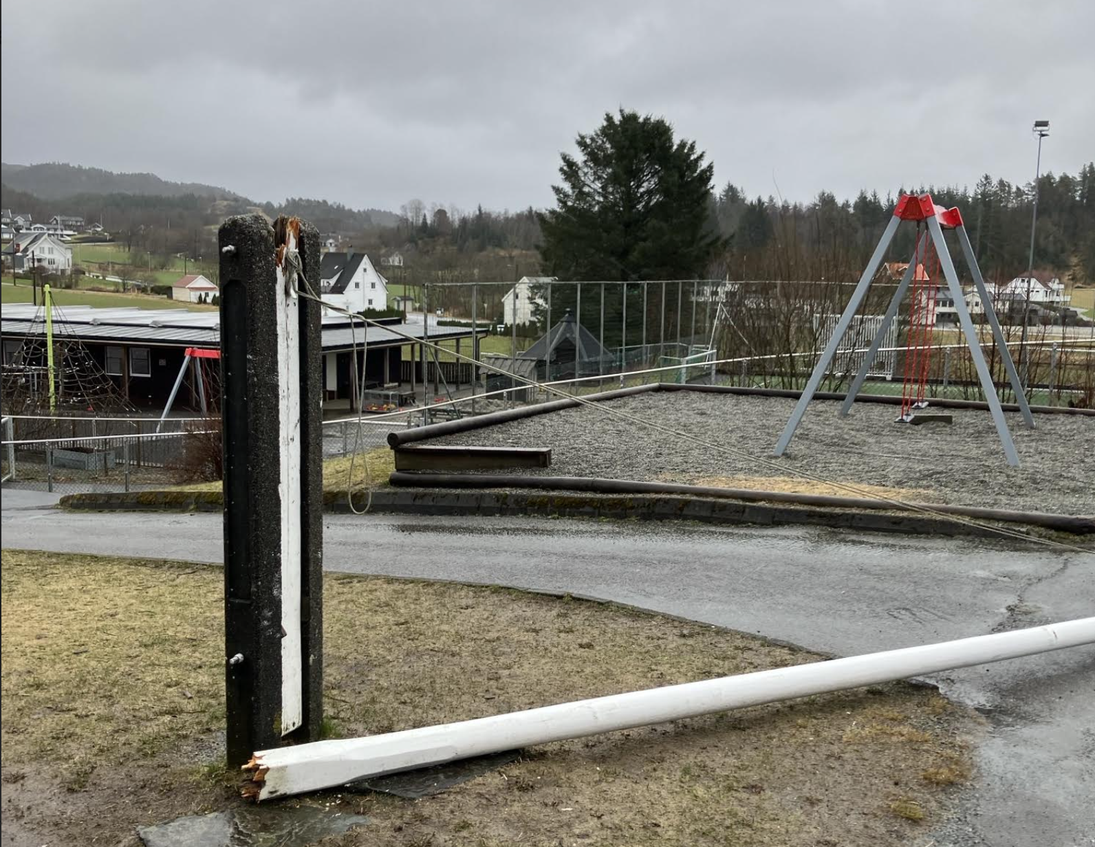 Vinden tok flaggstangen ved Førland skule. Foto: Ole Johnny Espevoll