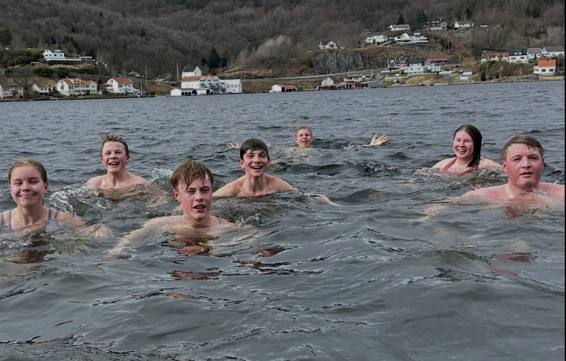 Skal en bli en god padler må en kose seg i vannet. Også i iskalde april. Foto: Anita Lønning