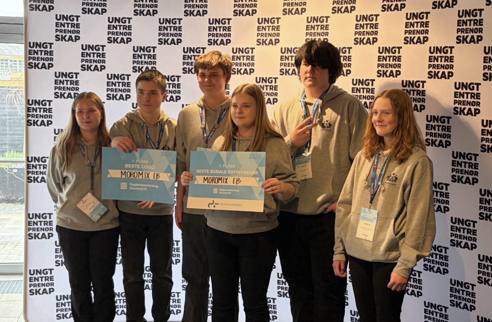 Tiril, Elias, Leon Engel, Vilde, Leander og Daniella med elevbedriften «Morromix» som vant to 1.plasser.