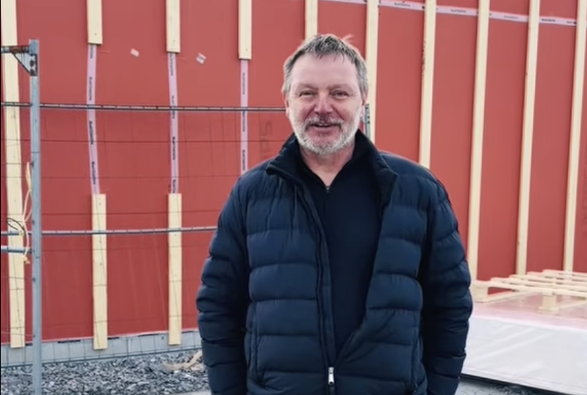 Neste uke skal vi støype gulvet til restauranten, sier Frode Martin Yrke i All 10.