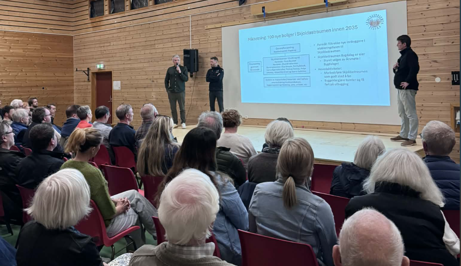Rune Baustad (t-v-) var ein av fleire som tok ordet på kveldens folkemøte i Skjoldastraumen.