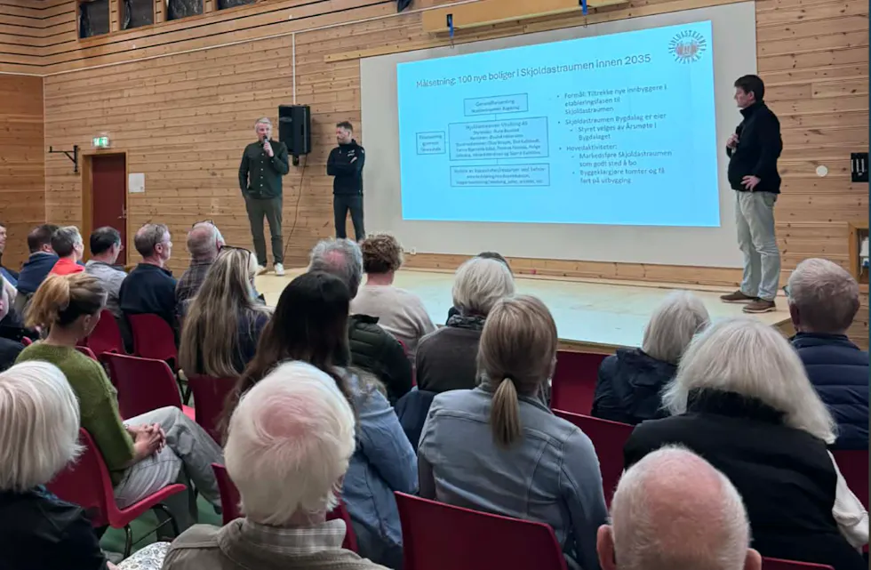 Rune Baustad (t-v-) var ein av fleire som tok ordet på kveldens folkemøte i Skjoldastraumen.