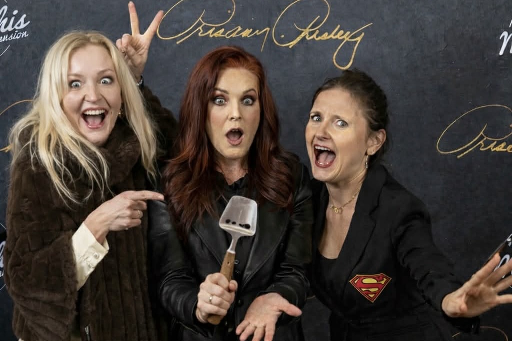 Jorunn Synnøve Stava (t.v) og Vibeke Sørensen (t.h) møtte Elvis` ekskone Priscilla Presley i Danmark, og fant straks tonen.