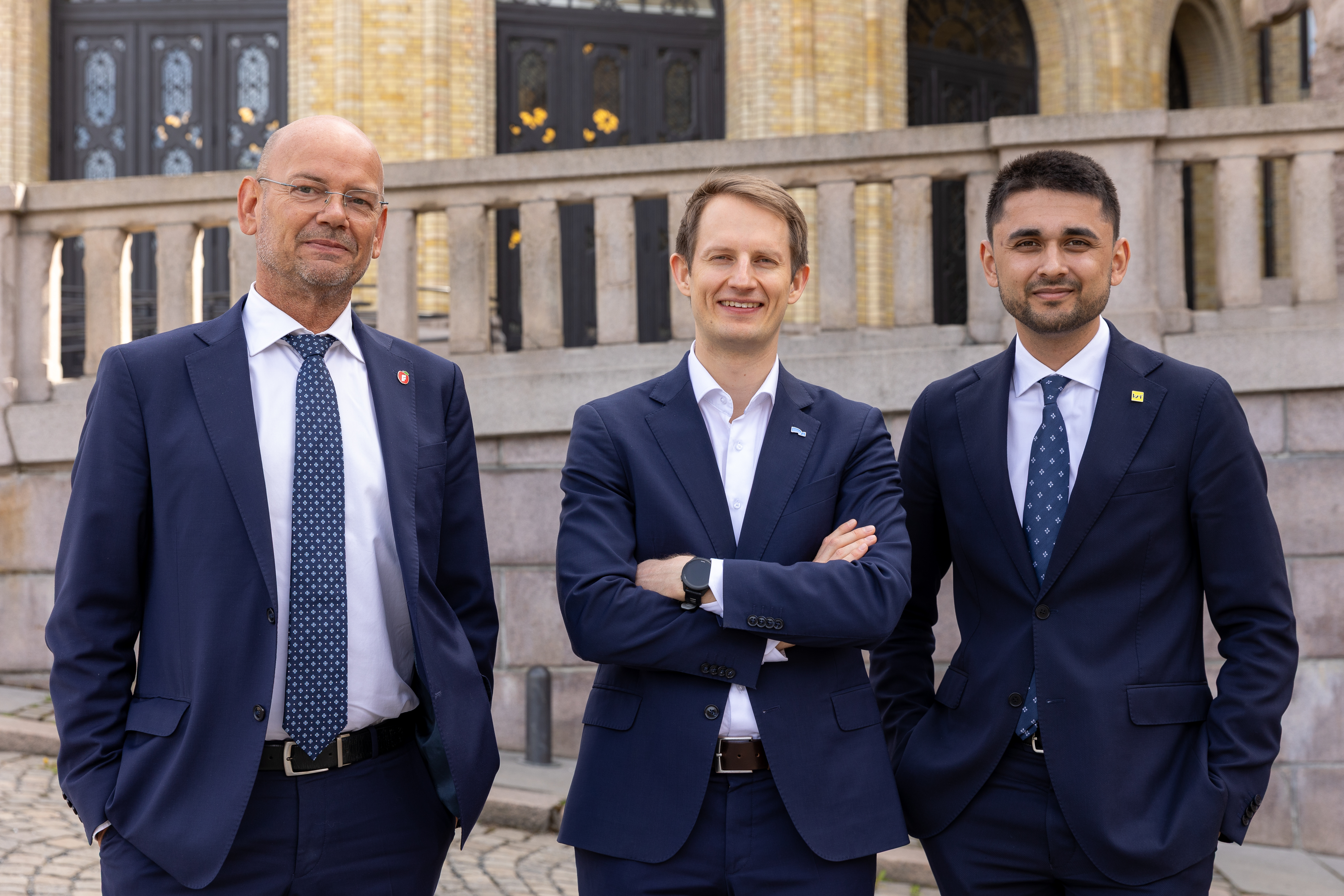 Alexander Stokkebø (midterst) mener at flyplassen på Helganes bør være privat også i fremtiden. Foto: Stortinget