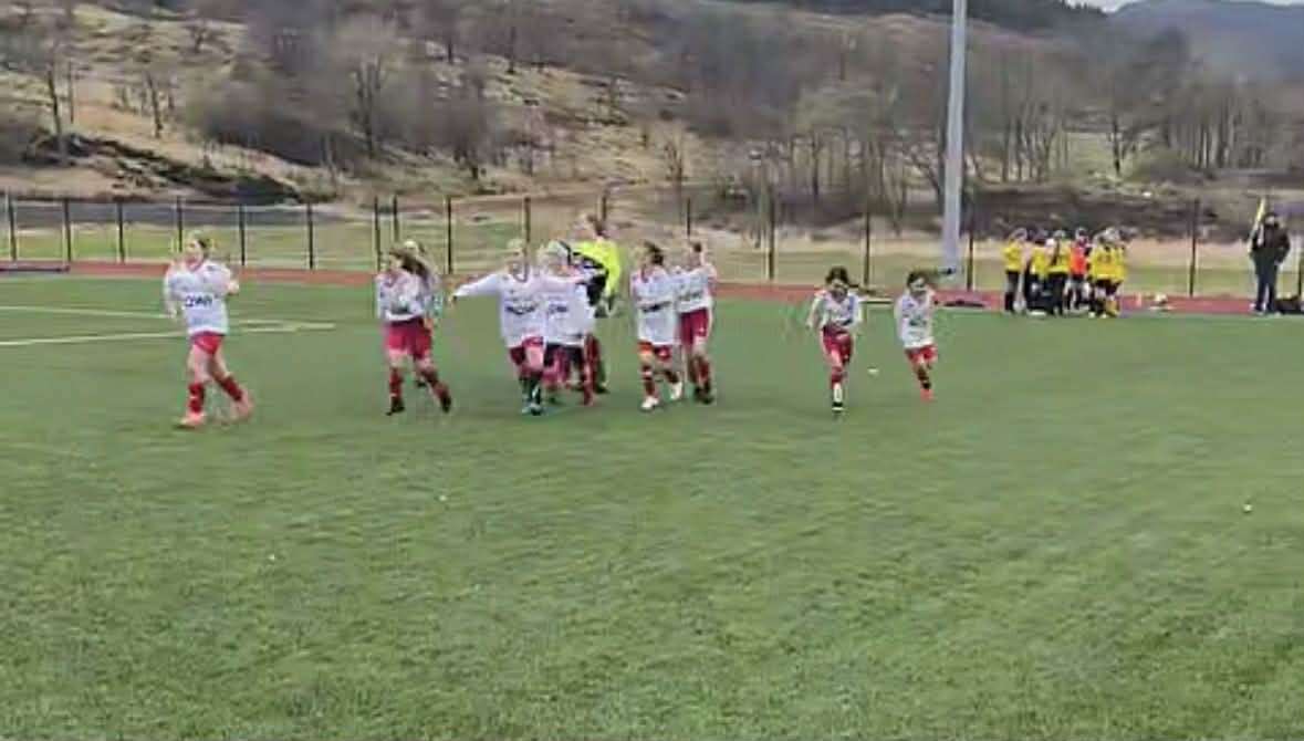 Jentekamp i Nedstrand i dag. Har du et bilde av laget ditt, send det gjerne til oss.