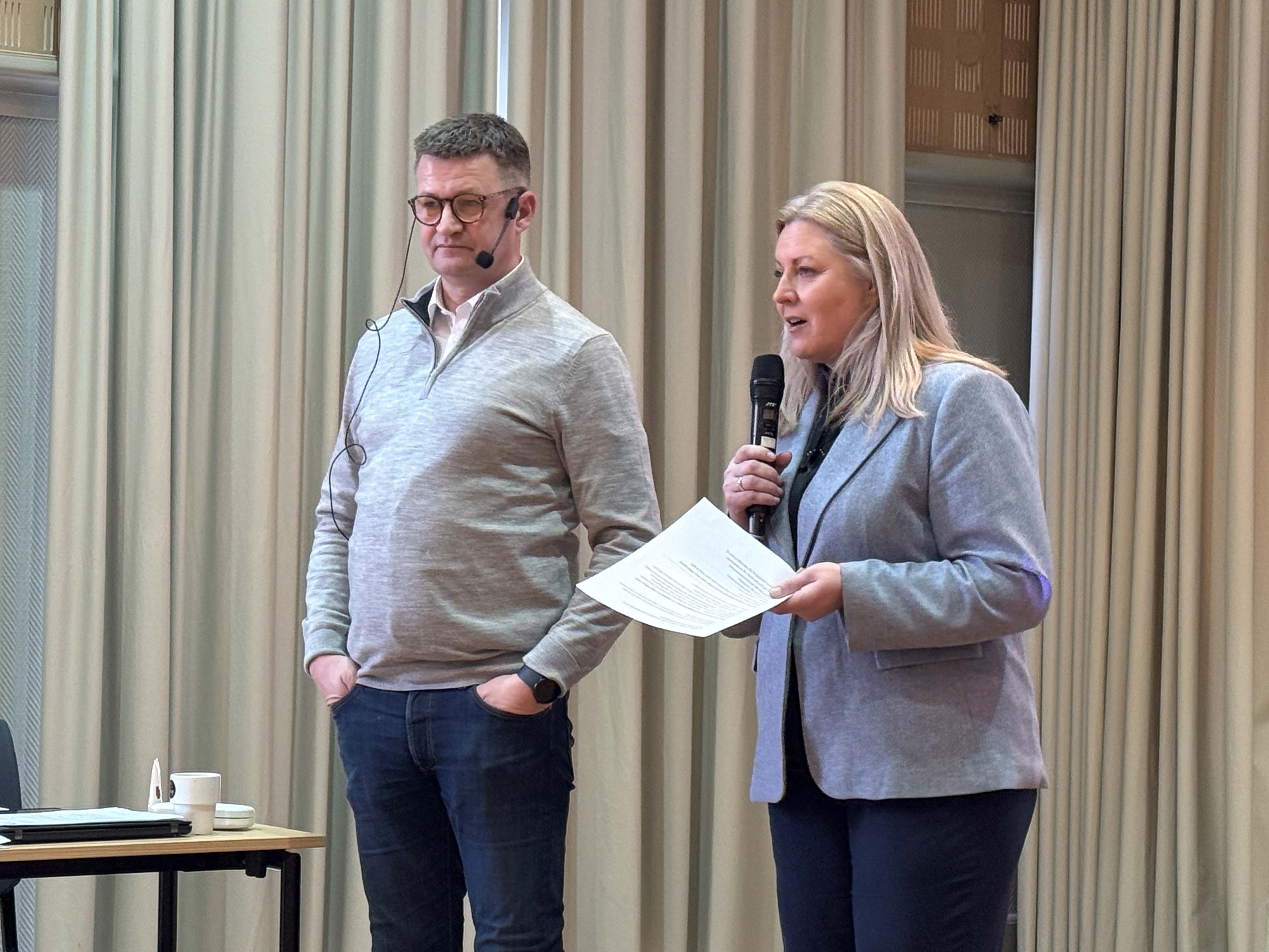 Morten Helland, ordfører i Bømlo og leder av Sunnhordlandsrådet og Monika Lindanger, ordfører i Tysvær og leder av Haugalandsrådet.
Foto: Torstein Tysvær Nymoen/Haugaland Vekst