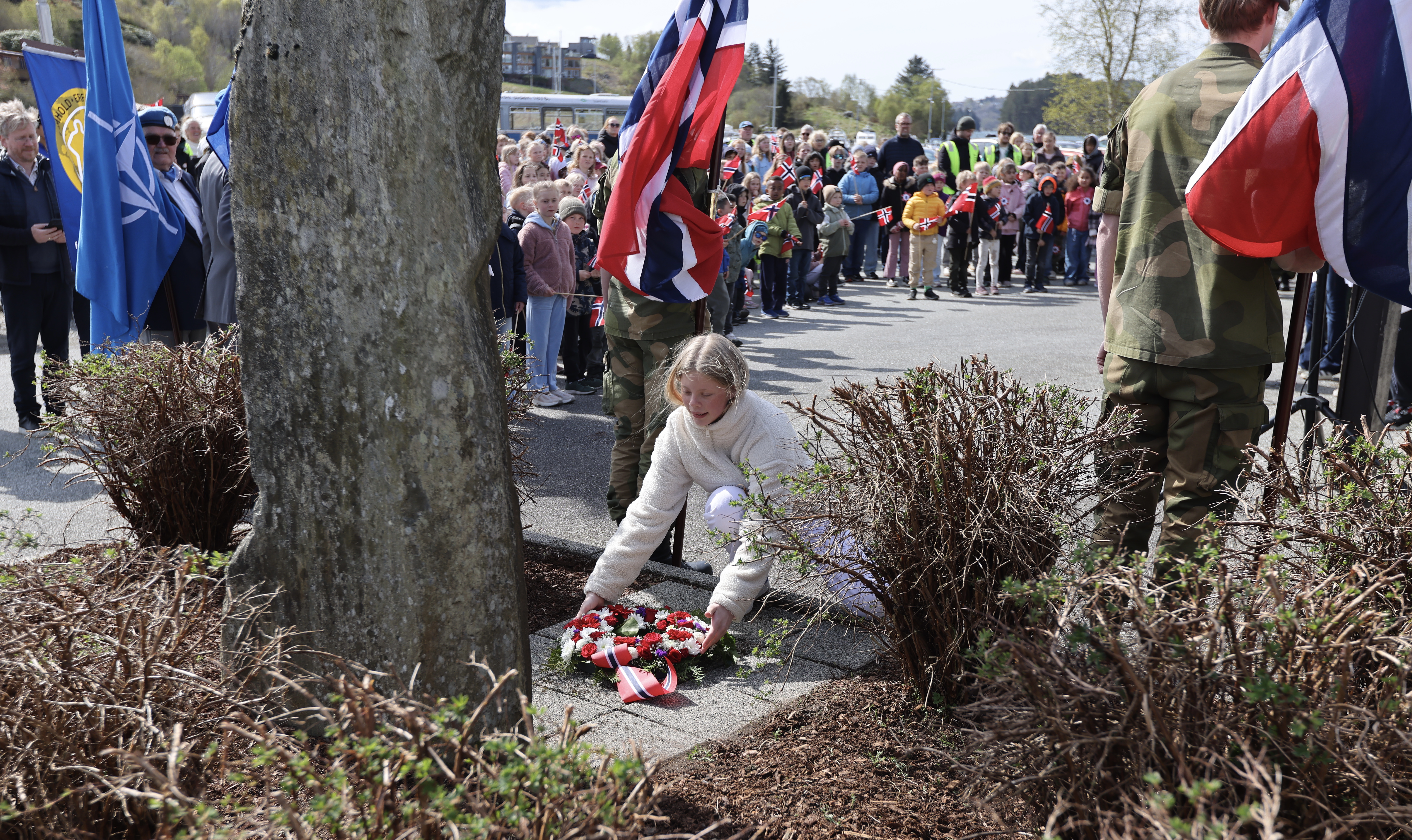 7. klassingen Oline Iversen la ned krans ved bautane i Førre. Foto: Alf-Einar Kvalavåg