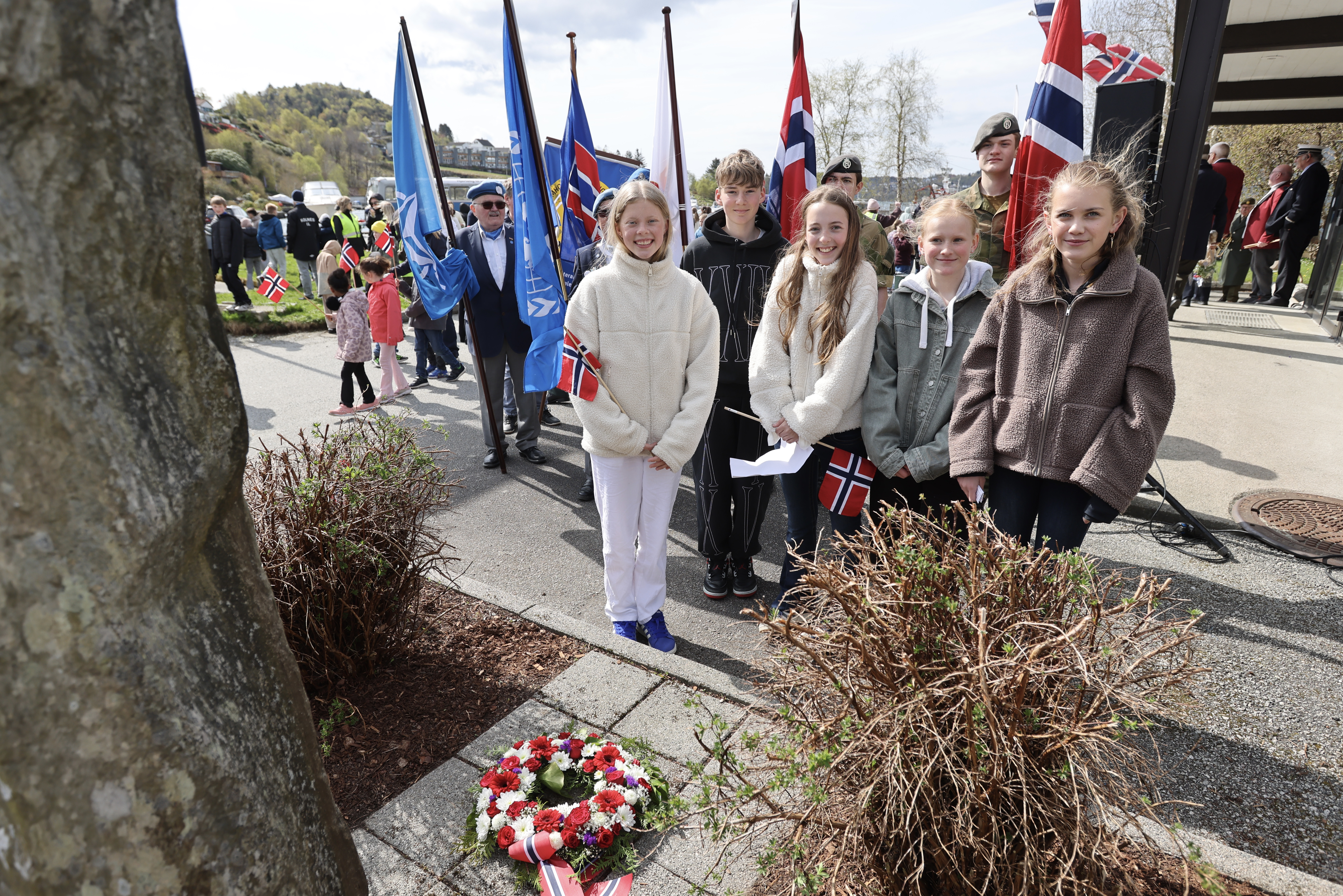 Adelen Røsand Eriksson, Oline Iversen, Solan Rokstad Hettervik, Hannah Saltvedt og Johanna Håland holdt en appell og la ned krans ved Arquebus på 8. mai. Foto: Alf-Einar Kvalavåg