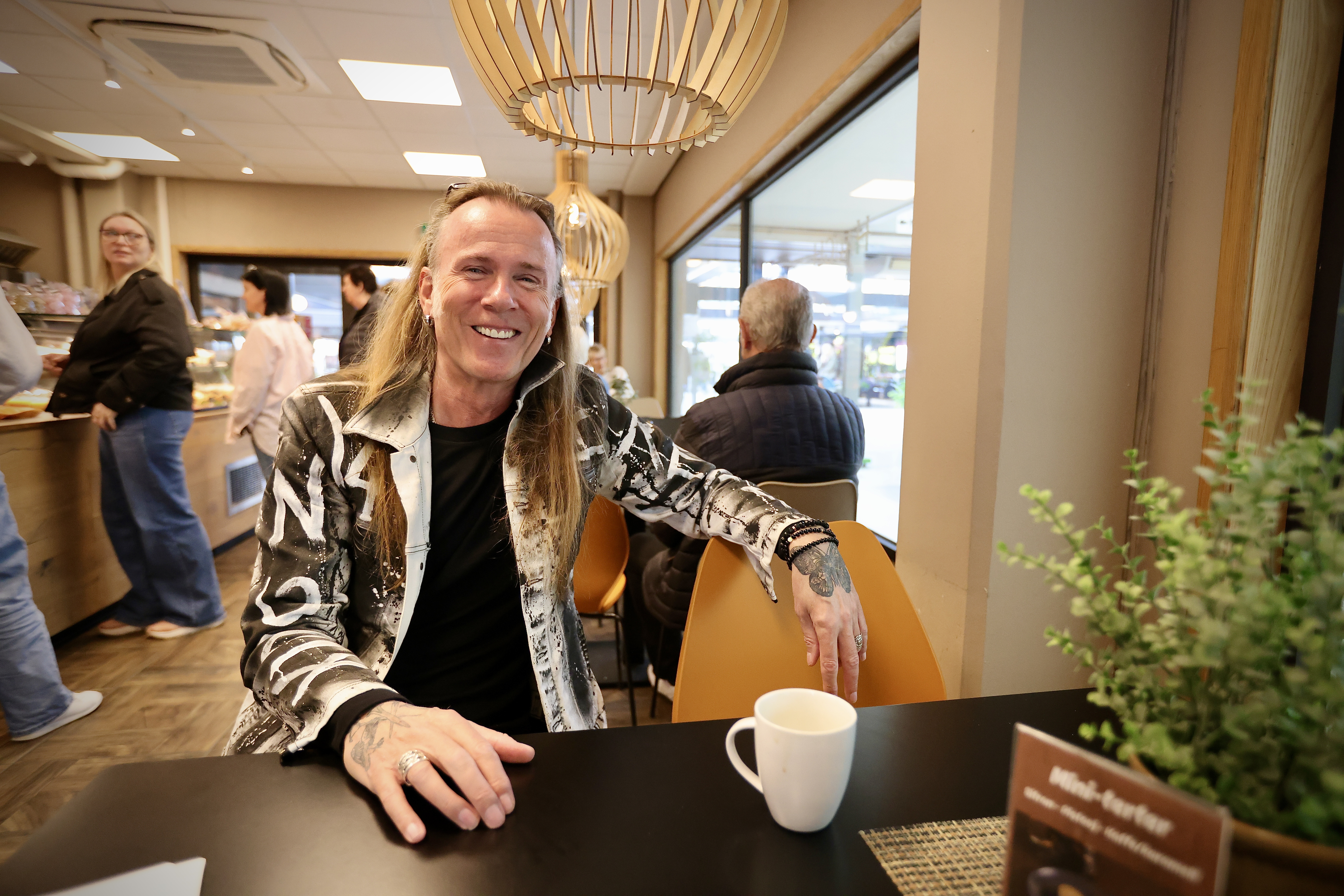 Bjørn Berge smiler og ler når han fortel om livet som reisande i musikk. Ny plate set fart også på konsertlivet. Heldigvis hadde han tid til en kopp kaffi i Aksdal.
Foto: Alf-Einar Kvalavåg