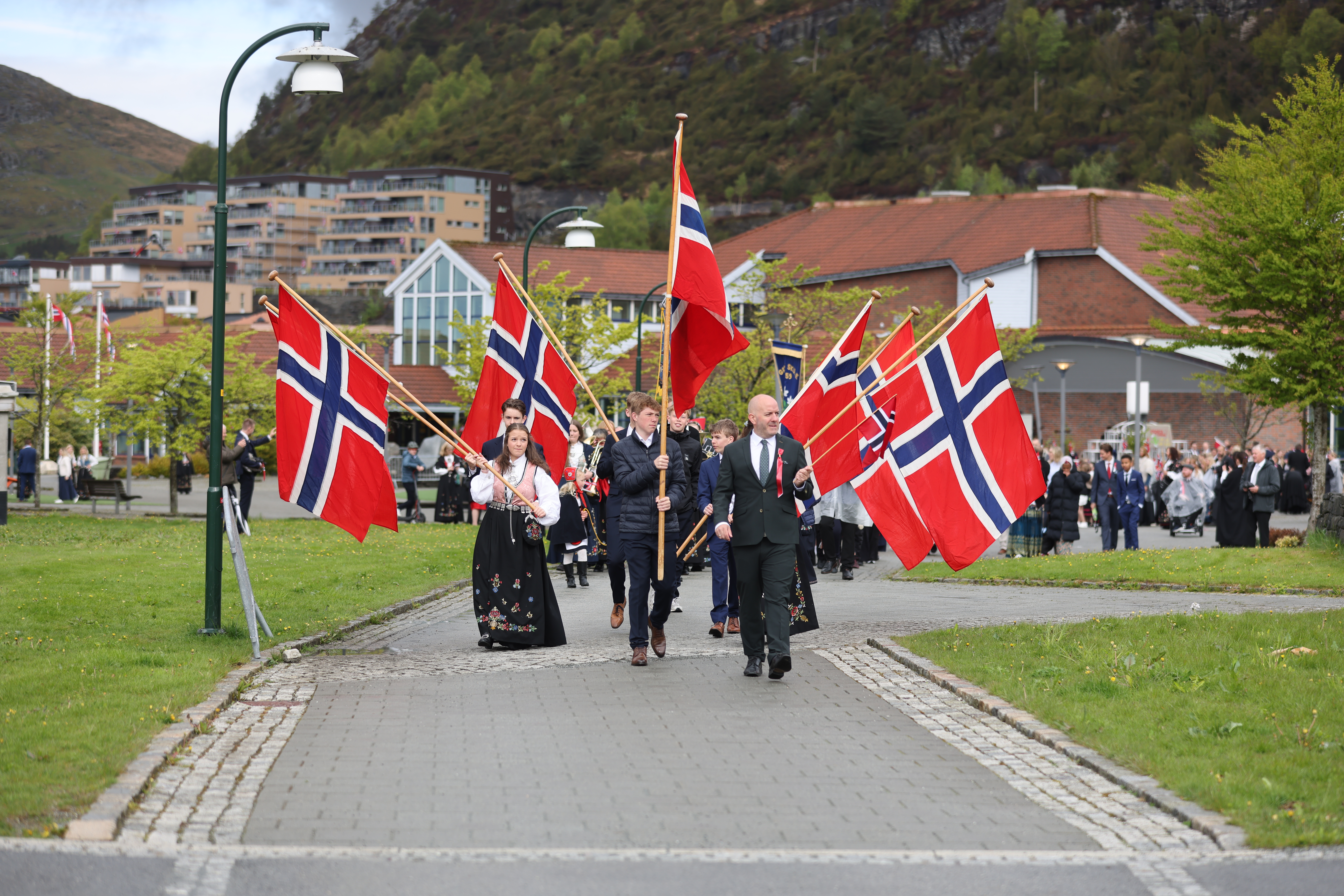 Det er langt fra Aksdal til Grinde for små føtter, men det så veldig staslig ut da toget satte i gang. Foto: Alf-Einar Kvalavåg