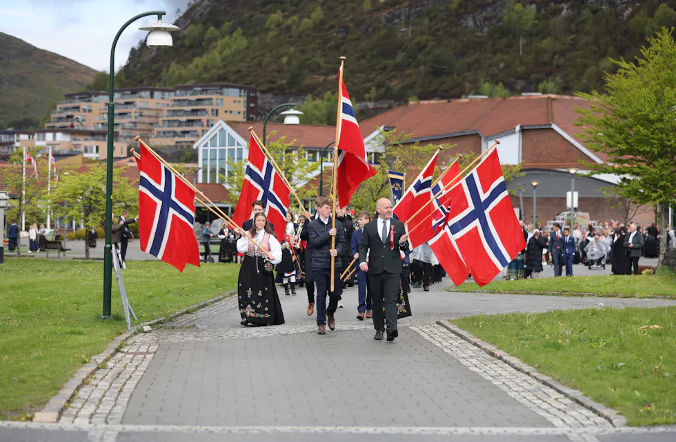 Det er langt fra Aksdal til Grinde for små føtter, men det så veldig staslig ut da toget satte i gang. Foto: Alf-Einar Kvalavåg