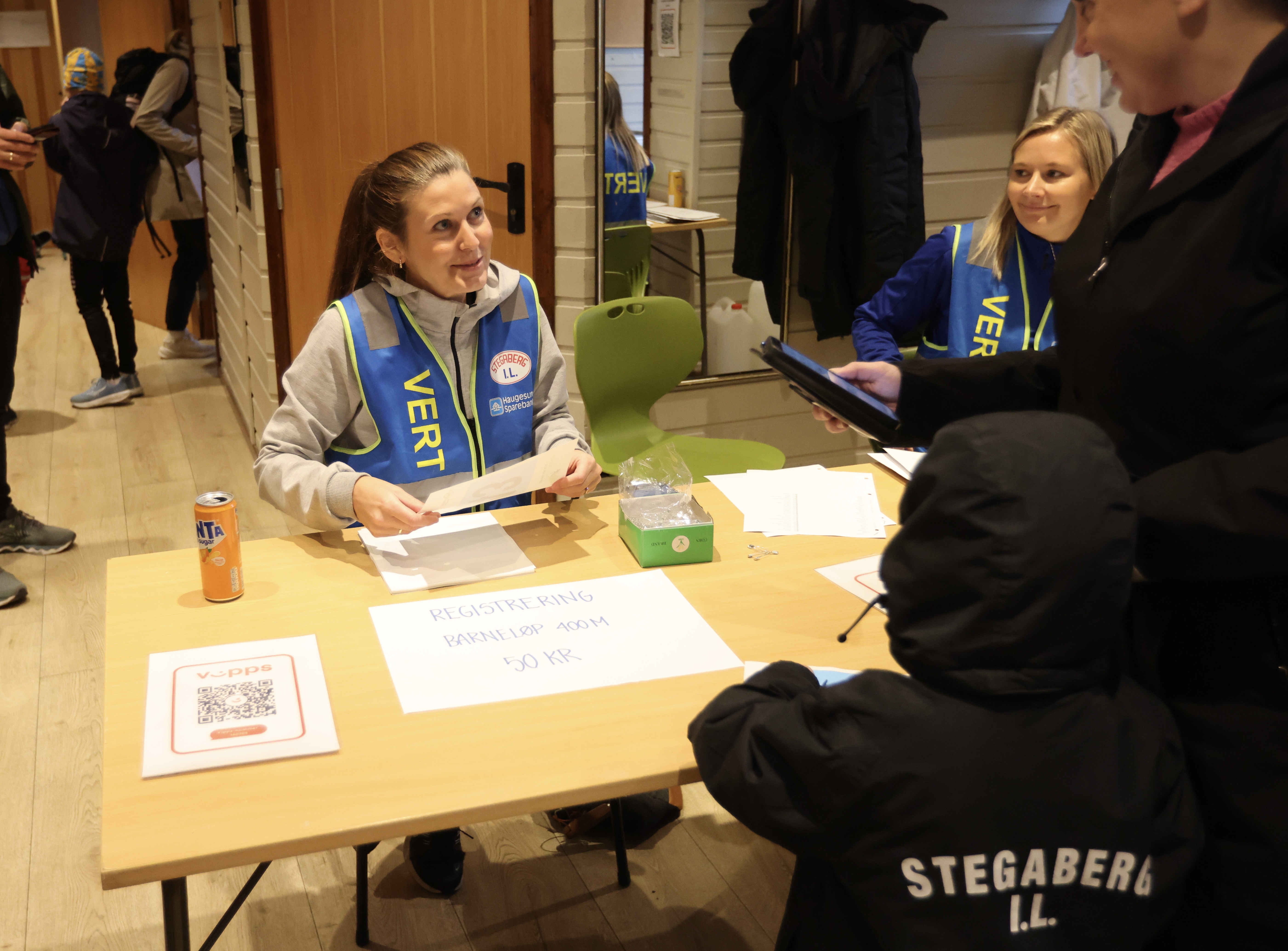 Sdet er mange oppgåver som møter ein frivillig i dretten. Å ta i mot påmelding er ein av jobbane. Foto: Alf-Einar Kvalavåg