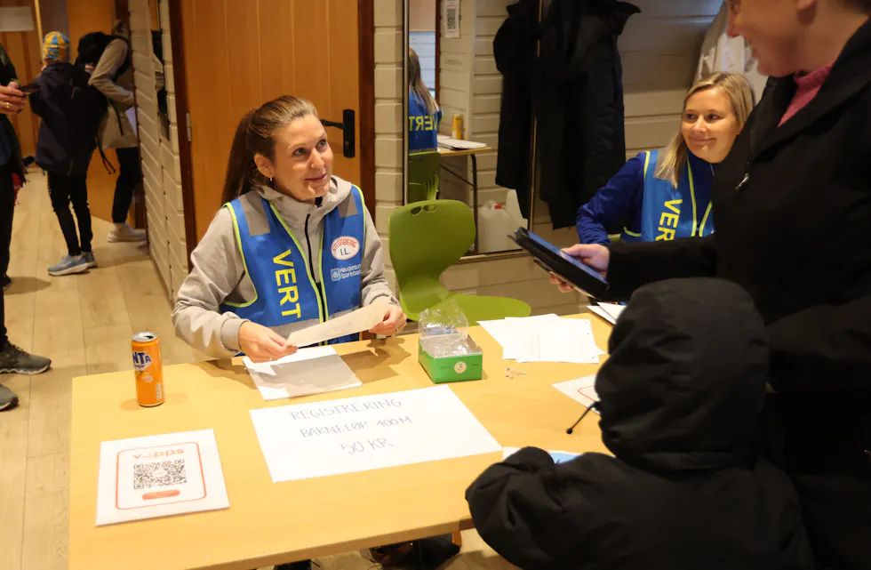 Sdet er mange oppgåver som møter ein frivillig i dretten. Å ta i mot påmelding er ein av jobbane. Foto: Alf-Einar Kvalavåg