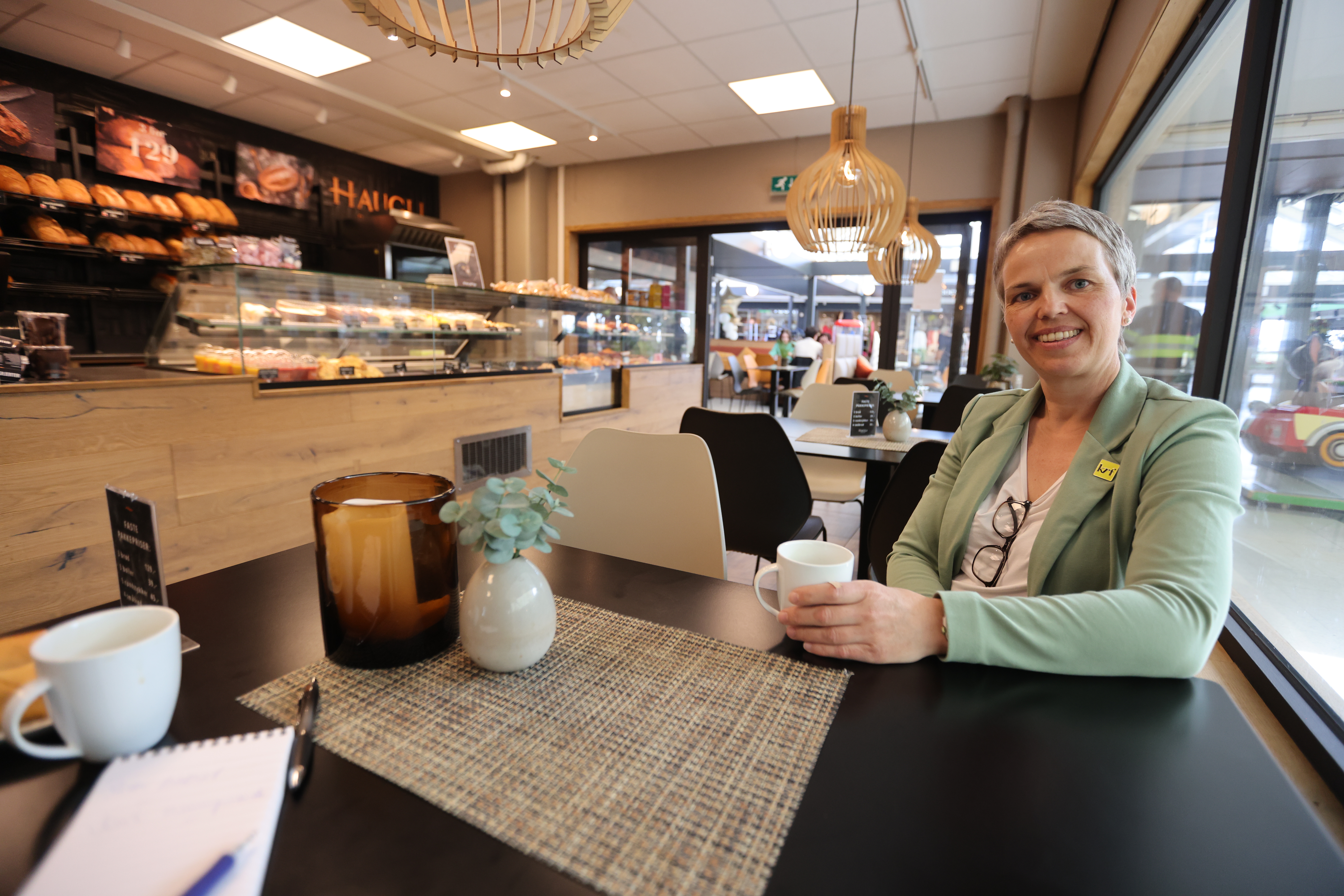 Som vanleg treff me nye listetoppar på kafèhjørna i senteret. Ingrid Hustoft Landro tok jobben med å svare på politiske spørsmål i lokalavisa for aller første gong.