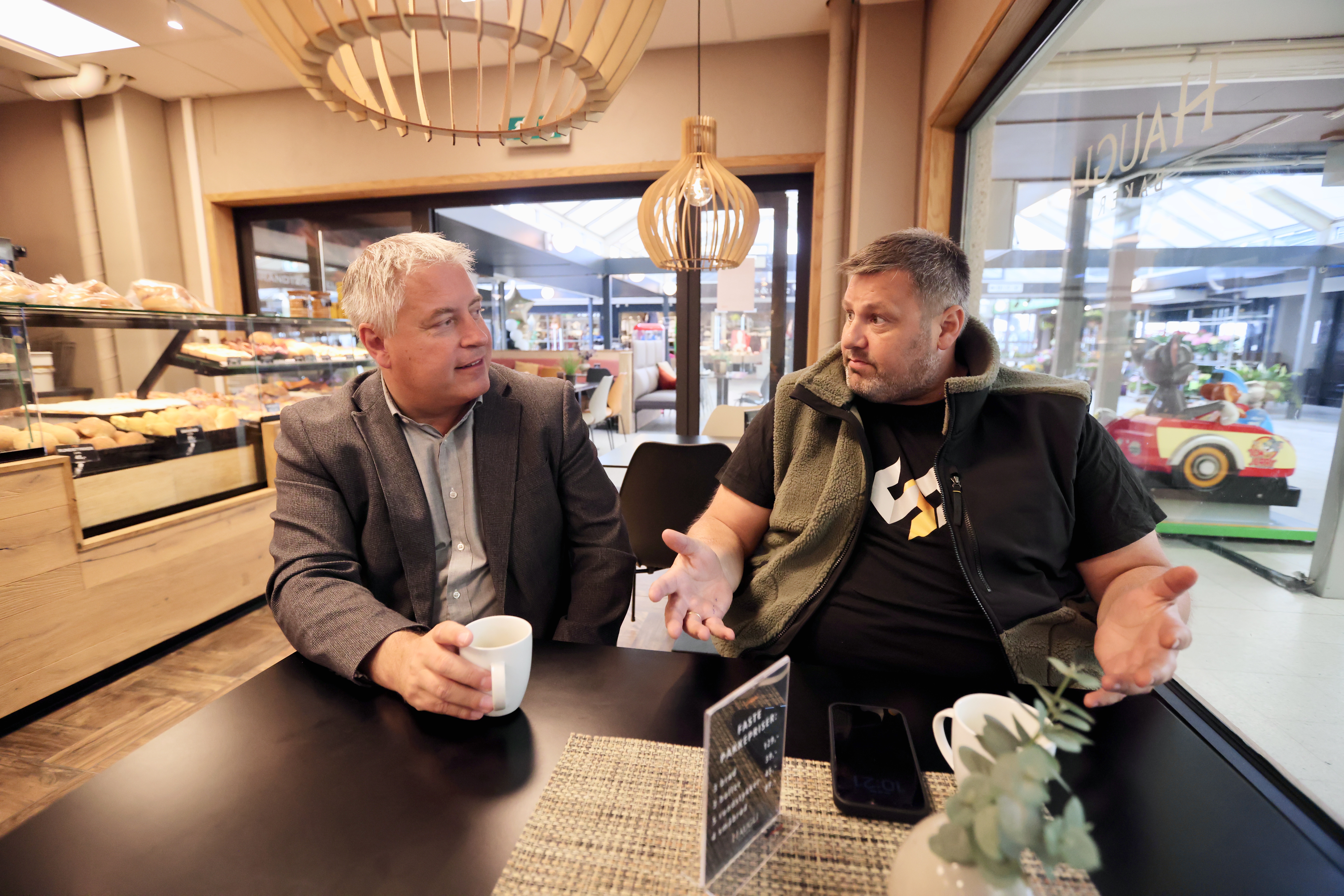 Sverre Vågen og Øyvind Sjo på besøk i Aksdal Senter. – Tysvær Næringsforum blir vidareført som Næringsforeningen Haugaland under namnet Ressursgruppe Tysvær, seier dei to.