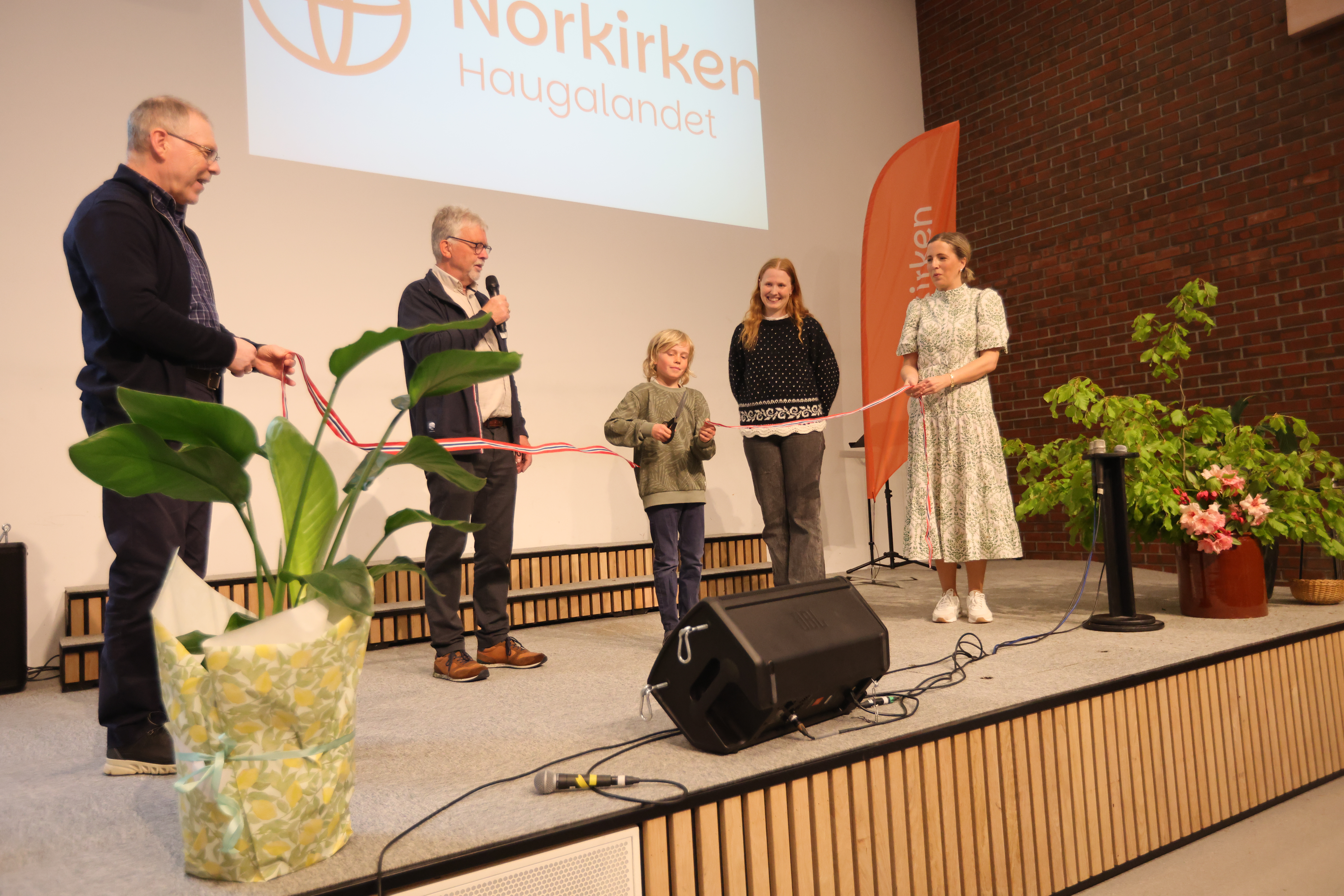 Her blir kyrkja opna. Frå venstre: Helge Bjørkhaug fra Norkirken Bergen, Kørner Høie,  Eilev N. Sande, Nedstrand med saksa,  Olina Teistedal Vikre og Tone J. Ydstebø fra Normisjon Rogaland. Foto: Alf-Einar Kvalavåg