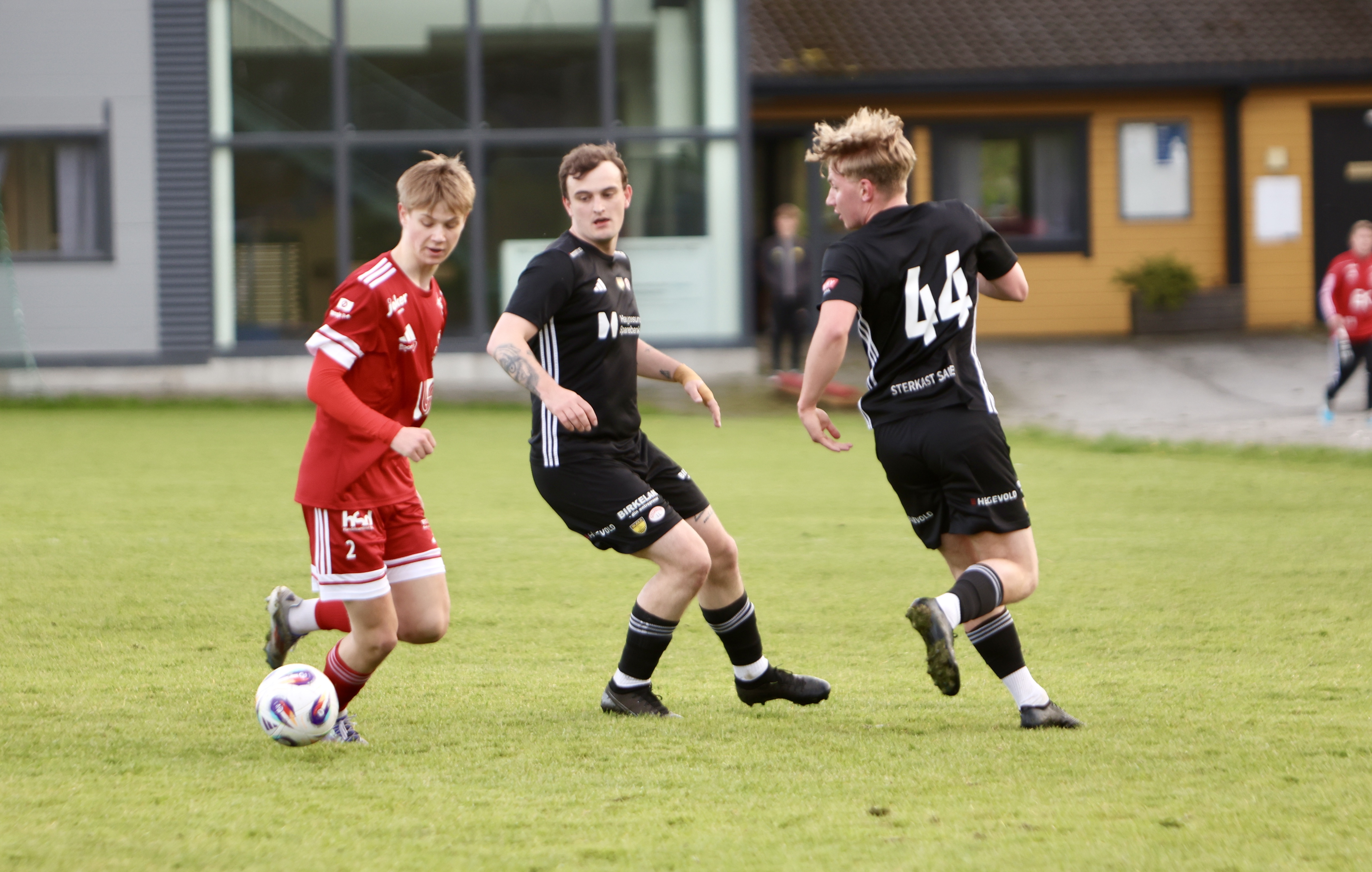 Petter Haraldseid og Even Bringedal i aksjon mot Finnås og Sivert Hansen i fjor. I kveld er det kamp på Bømlo. Arkivfoto: Alf-Einar Kvalavåg