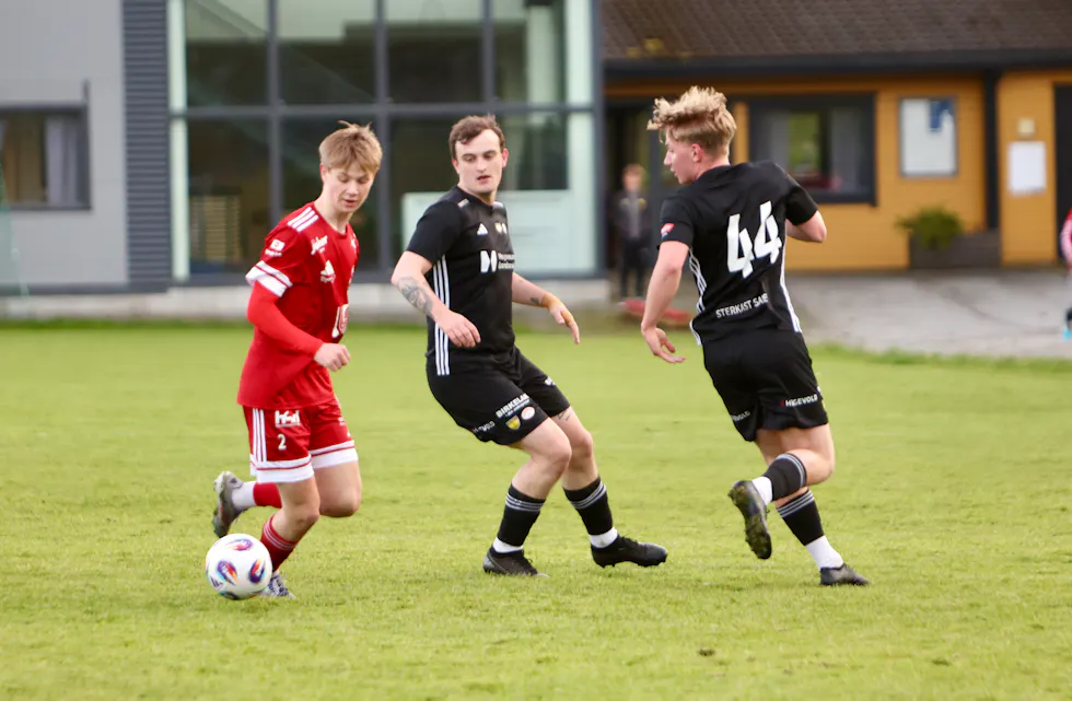 Petter Haraldseid og Even Bringedal i aksjon mot Finnås og Sivert Hansen i fjor. I kveld er det kamp på Bømlo. Arkivfoto: Alf-Einar Kvalavåg