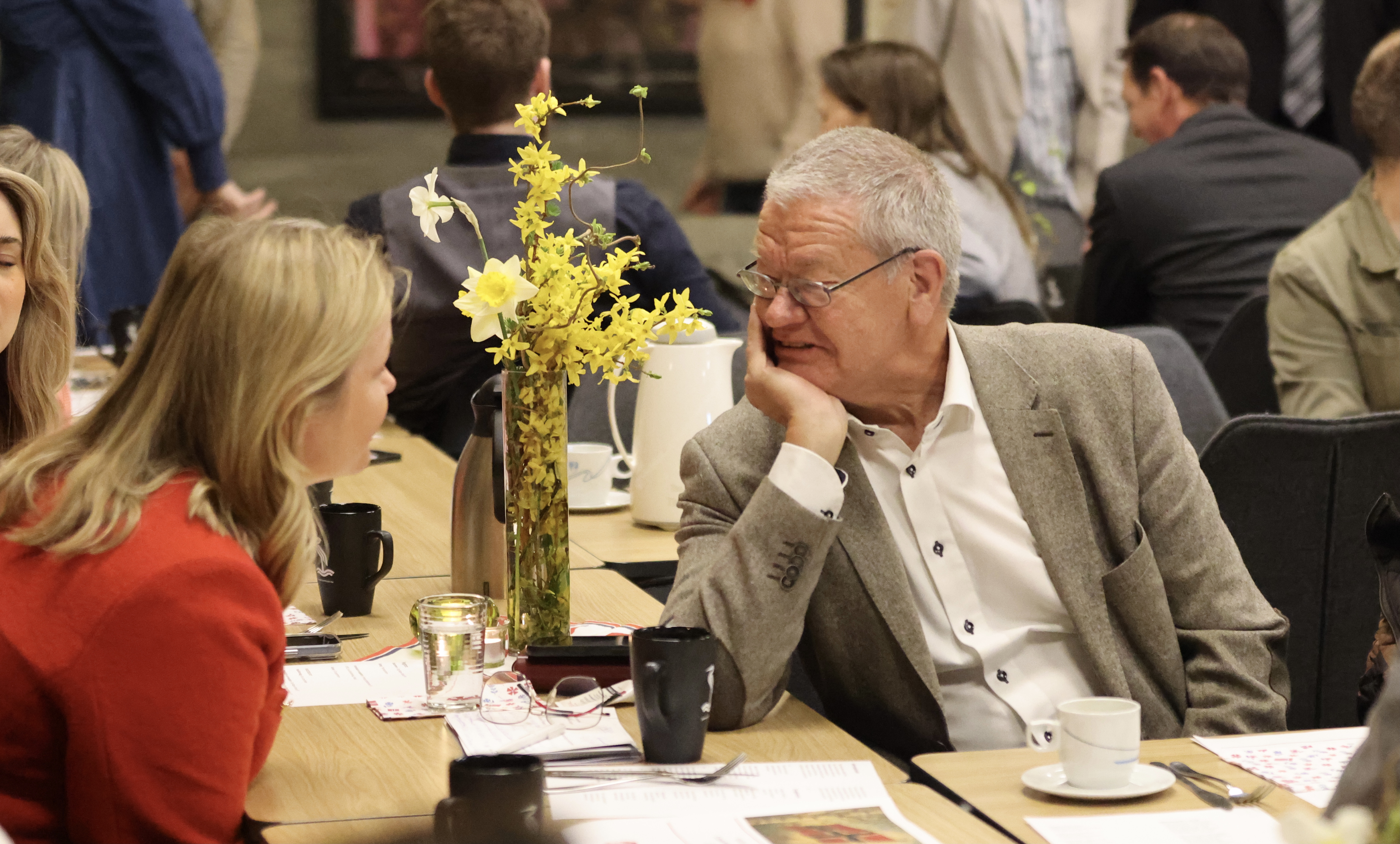 Arne-Christian Mohn var en av mange gjester under 1. mai-feiringen i Aksdal. Her i samtale med arbeids-og inkluderingsminister Kjersti Stenseng. Foto: Alf-Einar Kvalavåg