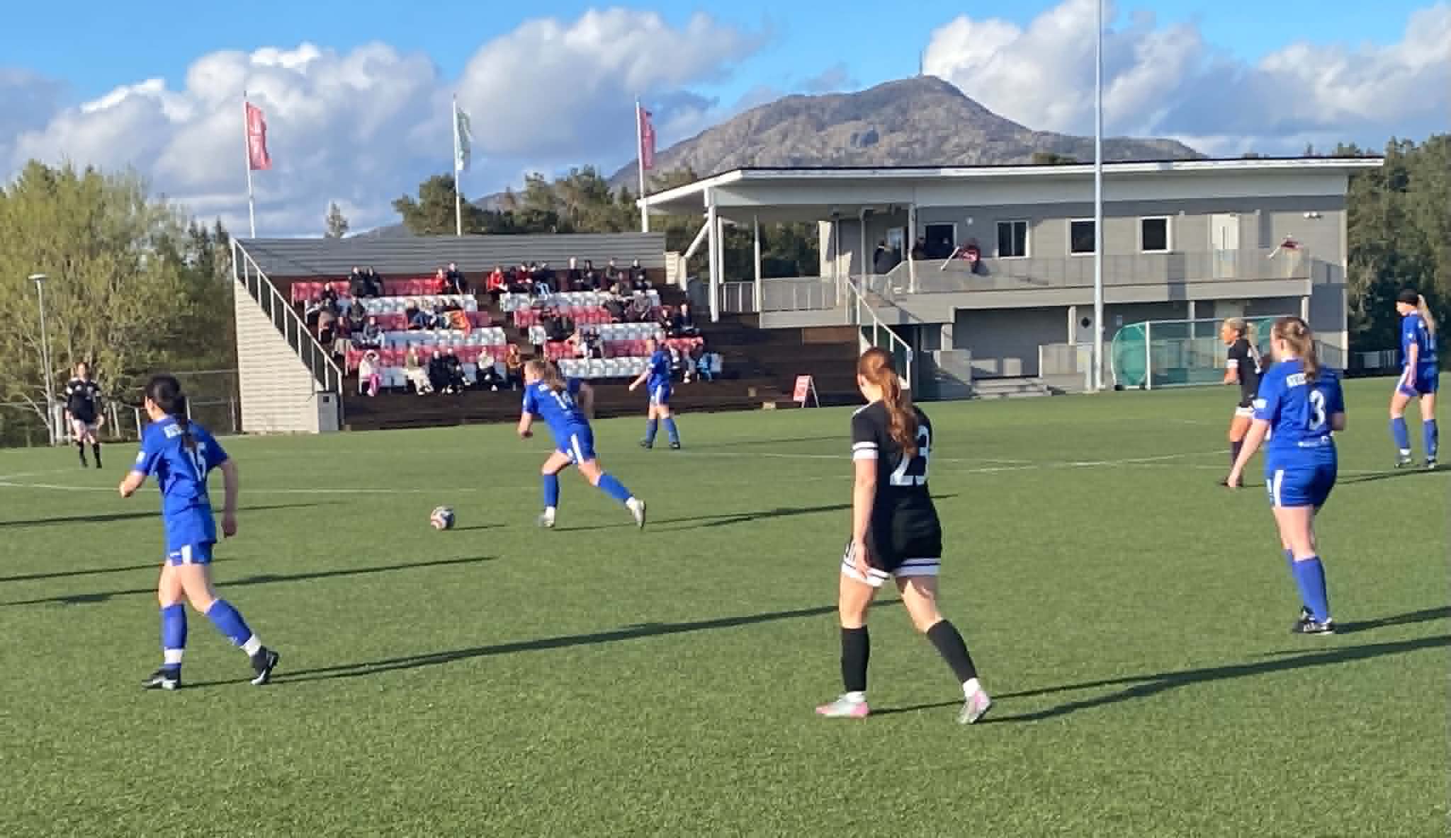 Julie Kaltveit, med ballen, skåret to mål på langskudd i kveld. Foto: Asbjørn Bakken