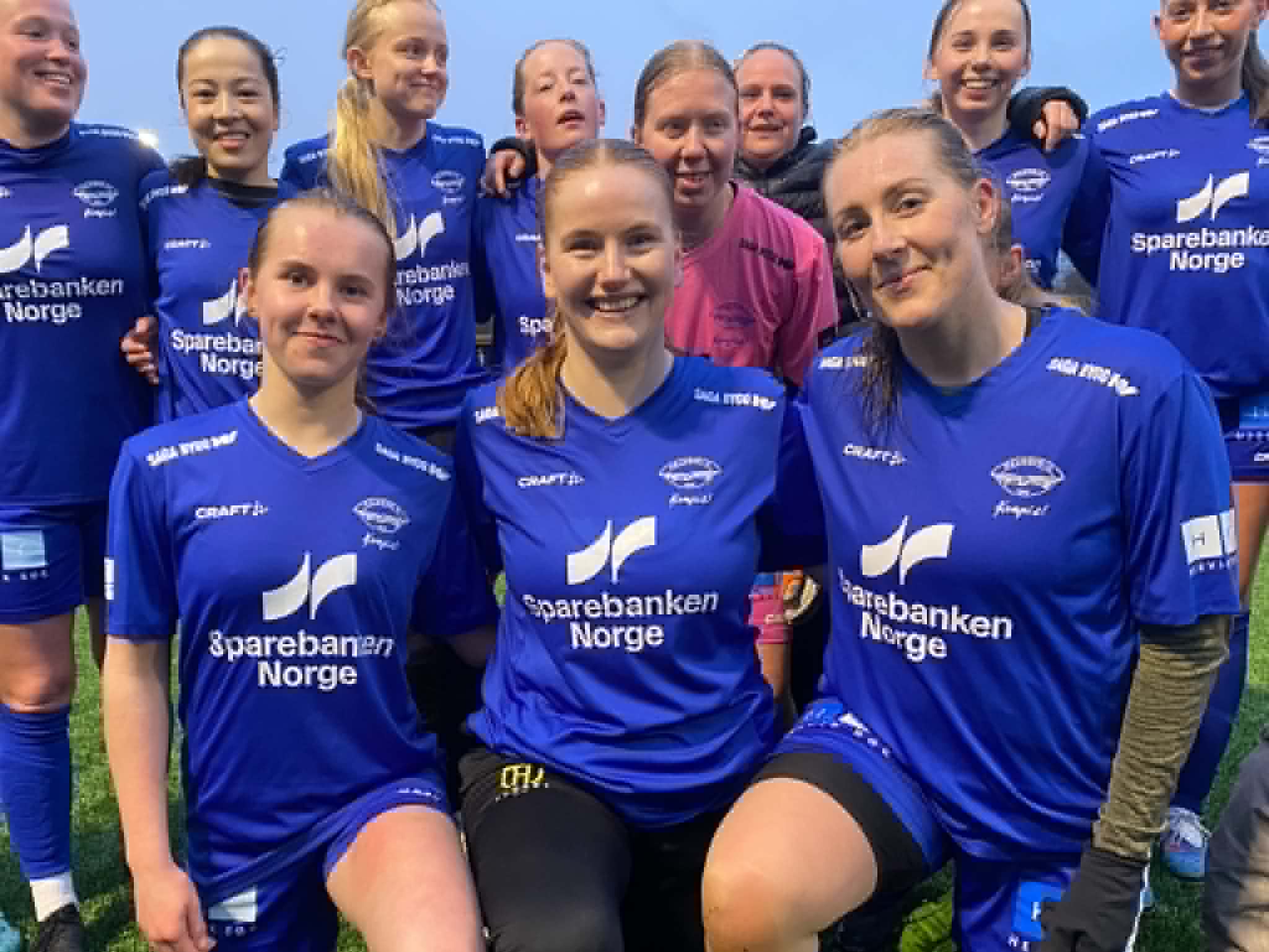 Denne trioen, Pia Tvedten Sveen, Camilla Rasmussen og Ida Klungtveit sørger for målene i det som var en imponerende lagseier. Foto: Asbjørn Bakken