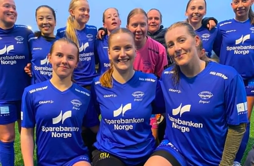 Denne trioen, Pia Tvedten Sveen, Camilla Rasmussen og Ida Klungtveit sørger for målene i det som var en imponerende lagseier. Foto: Asbjørn Bakken