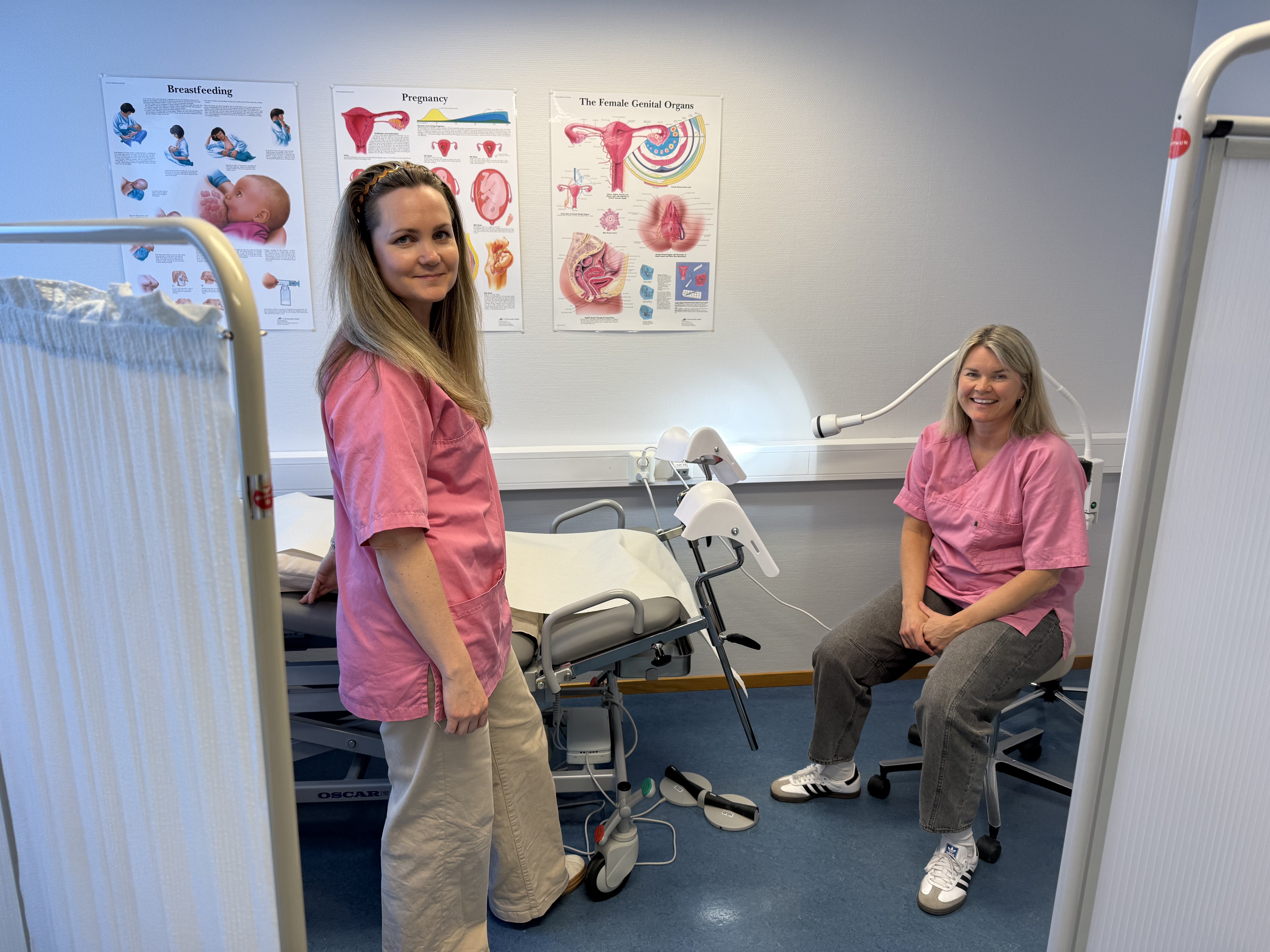 En gang i måneden tar jordmødrene imot pasienter som ønsker å ta celleprøve, prevensjonsveiledning og/eller innsetting av prevensjon. Det er kostnadsfritt, med unntak av selve medikamentet. Her med Tiril Grødem Baksaas (t.h) og Oddrun Johansen.