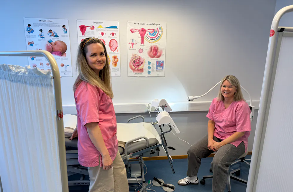 En gang i måneden tar jordmødrene imot pasienter som ønsker å ta celleprøve, prevensjonsveiledning og/eller innsetting av prevensjon. Det er kostnadsfritt, med unntak av selve medikamentet. Her med Tiril Grødem Baksaas (t.h) og Oddrun Johansen.
