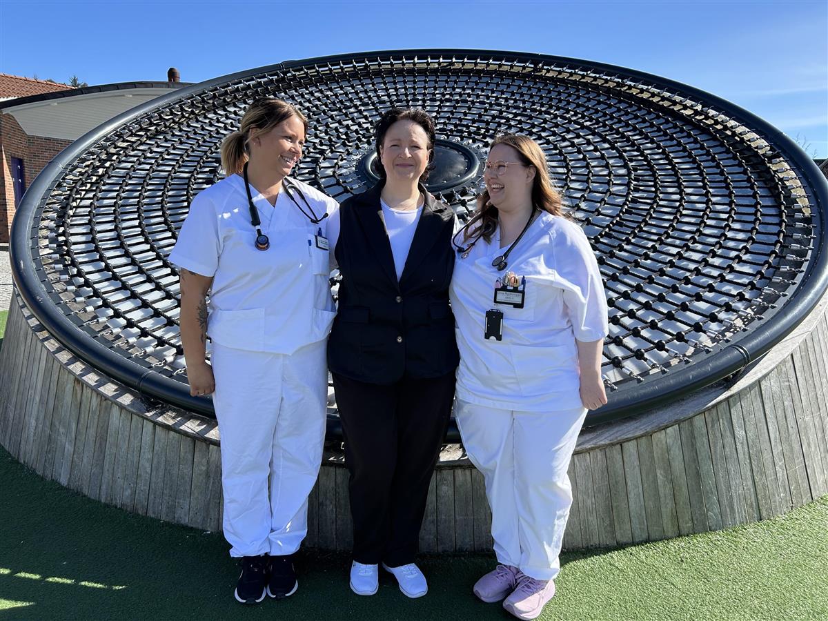 Karina Vågen Sletten, Maria Andreeva og Ona Rydningen har tett samarbeid i omsorgstjenestene. 