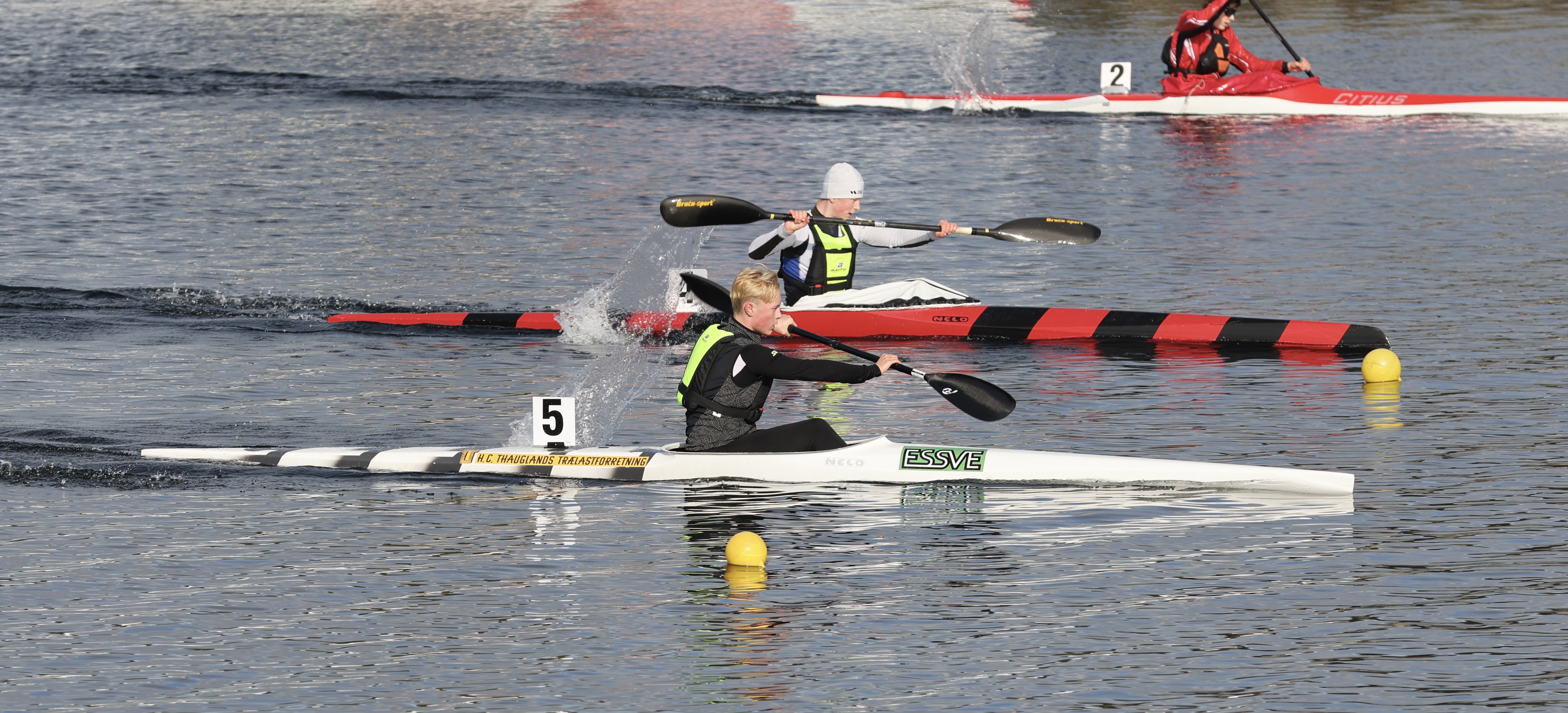 Tvillingbrødrene Ailo Andersen-Østberg, og Mika Andersen-Østberg i duell på K1 500 meter. Foto: Alf-Einar Kvalavåg