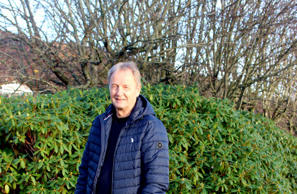 Geir Egil Skrunes forklarer betydningen av fyllitt i berggrunnen.