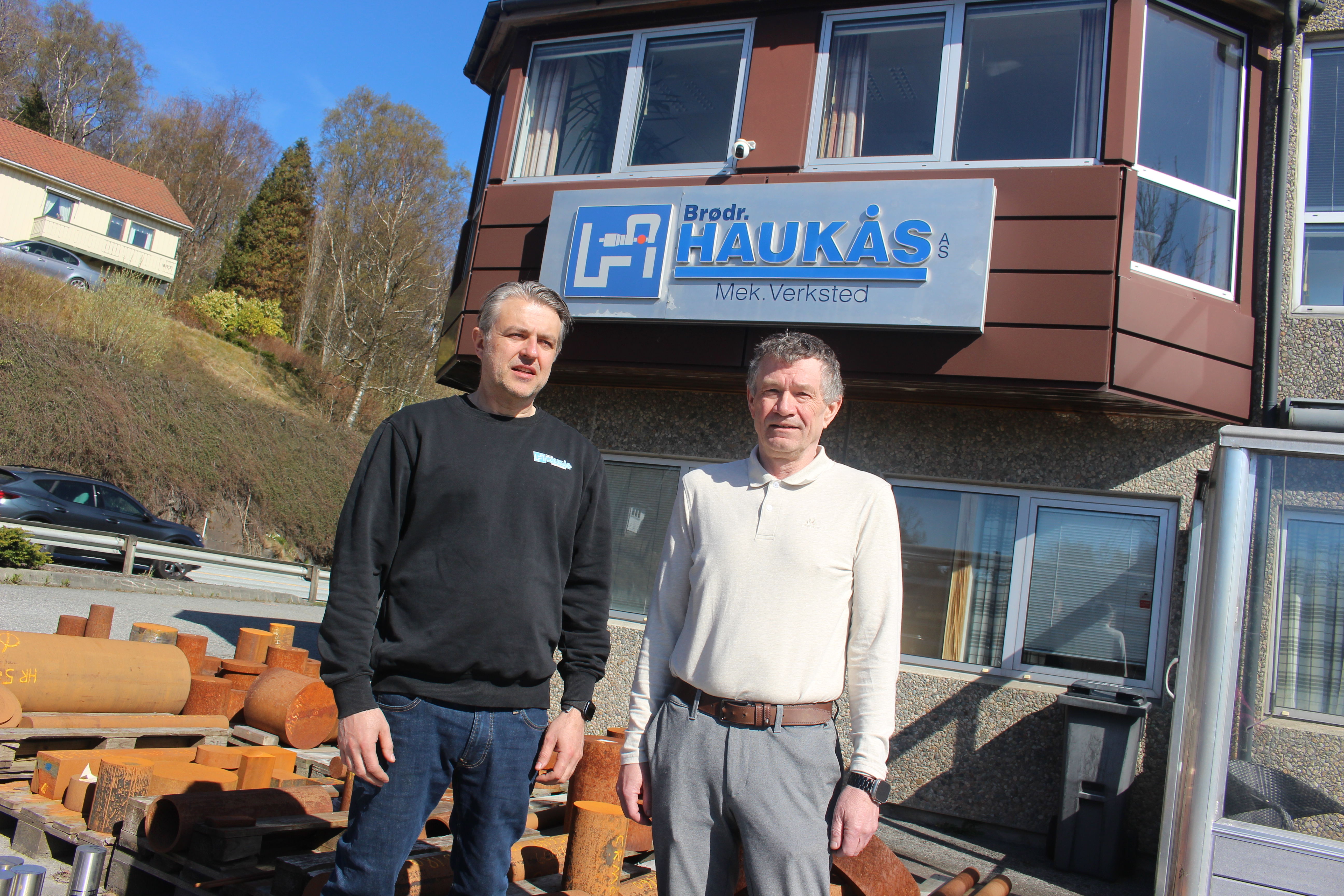 Tor Inge Breistein, produksjonssjef og Steinar Gregersen, dagleg leiar, utanfor produksjonslokalatil Brødr. Haukås.