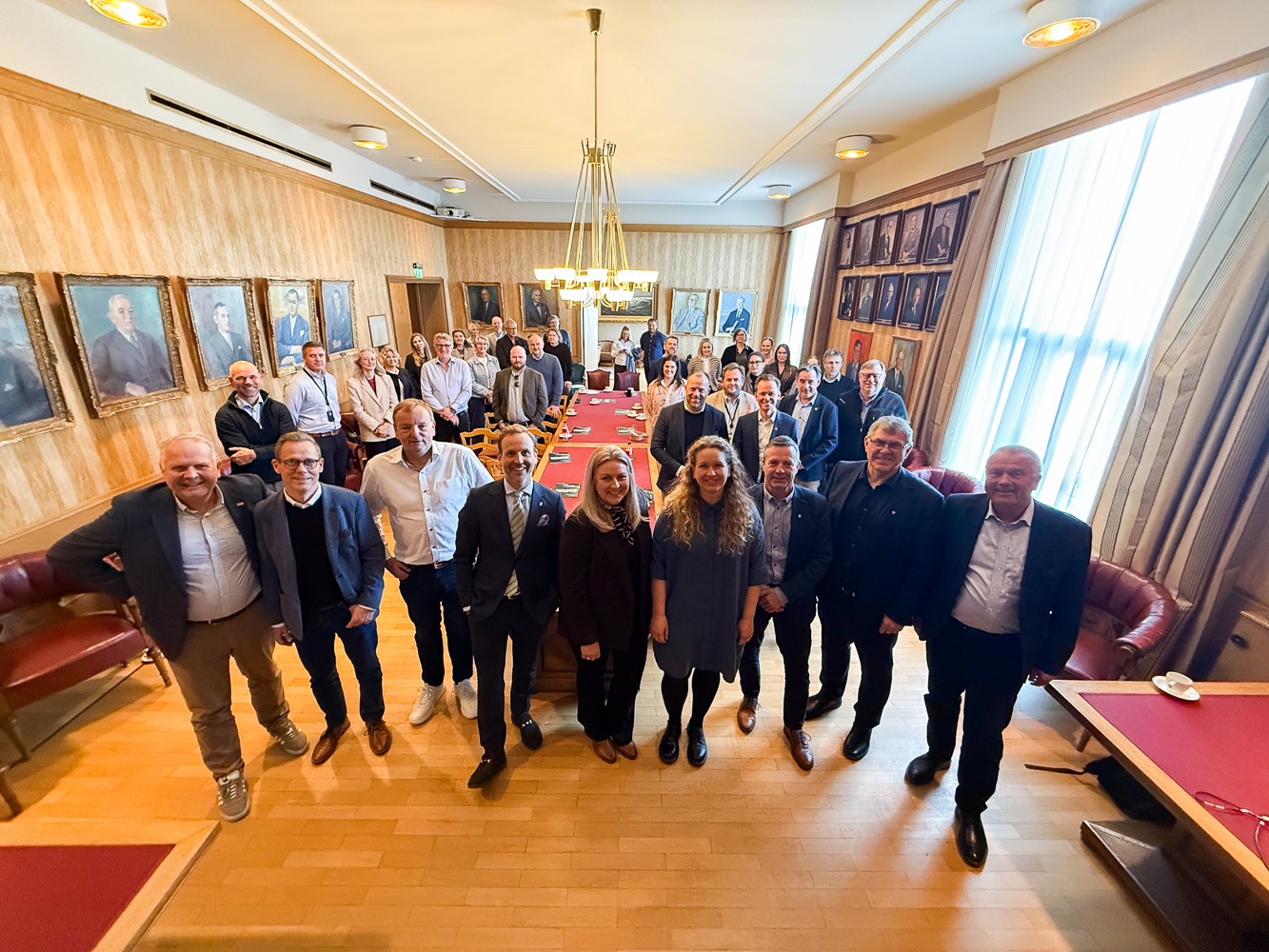 Fra venstre: Sigmund Lier (Haugaland Vekst), Bernt Jæger (Næringsforeningen Haugalandet), Terje Halleland (Næringsforeningen Haugalandet), Nils Konrad Bua (Ordfører i Haugesund), Monika Lindanger, ordfører i Tysvær og leder av Haugalandsrådet, Marthe Klovning (ordfører på Utsira), Egil Våge (ordfører Bokn), Ole Johan Vierdal (ordfører i Vindafjord) og Sverre Meling jr (administerende direktør i Maritimt Forum for Haugalandet og Sunnhordland). Foto: Torstein Nymoen, Haugaland Vekst

