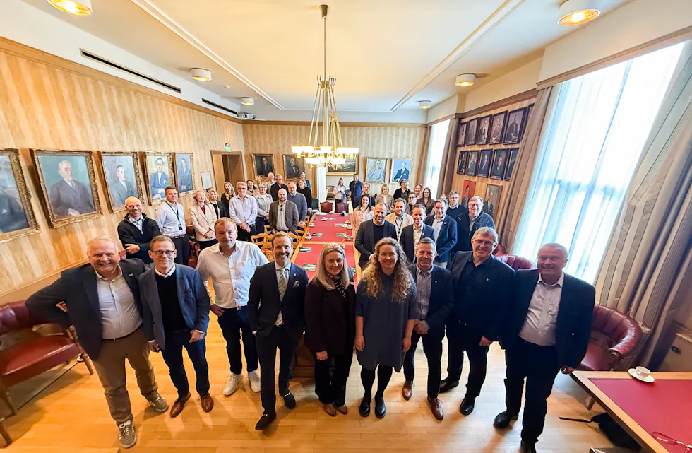 Fra venstre: Sigmund Lier (Haugaland Vekst), Bernt Jæger (Næringsforeningen Haugalandet), Terje Halleland (Næringsforeningen Haugalandet), Nils Konrad Bua (Ordfører i Haugesund), Monika Lindanger, ordfører i Tysvær og leder av Haugalandsrådet, Marthe Klovning (ordfører på Utsira), Egil Våge (ordfører Bokn), Ole Johan Vierdal (ordfører i Vindafjord) og Sverre Meling jr (administerende direktør i Maritimt Forum for Haugalandet og Sunnhordland). Foto: Torstein Nymoen, Haugaland Vekst