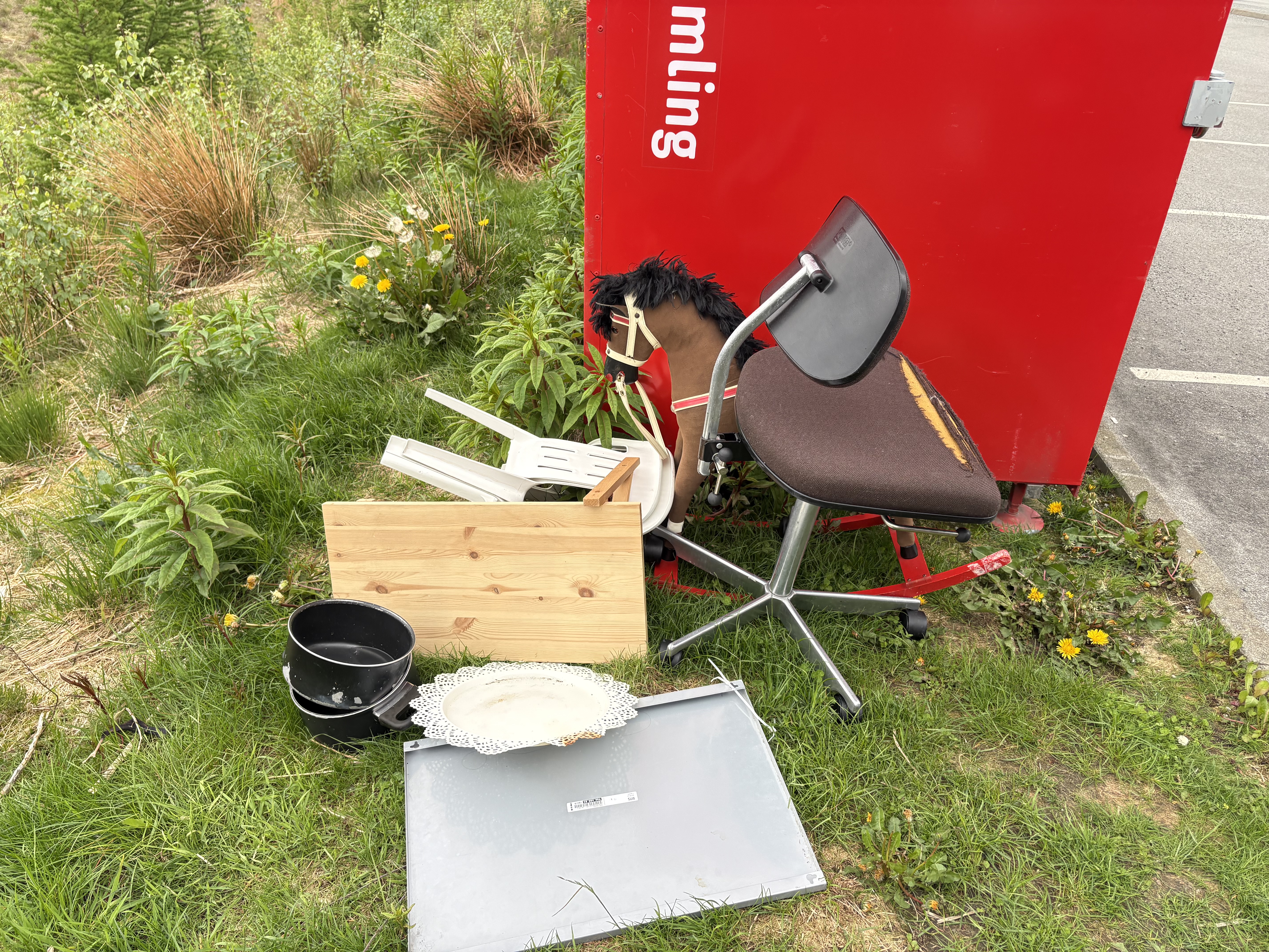 Slik så det ut ved Fretex-kontaineren på parkeringsplassen.