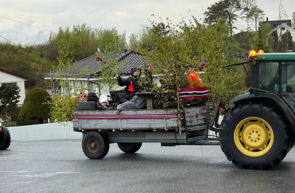 Søndag morgen kjørte traktorkortesjen gjennom Førre Hageby. Alle foto: Malene Sørensen Lundberg.