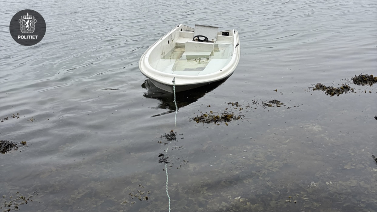 En hvit, liten fritidsbåt ble funnet rekende i Førresfjorden lørdag formiddag. Politiet ønsker å komme i kontakt med eier.