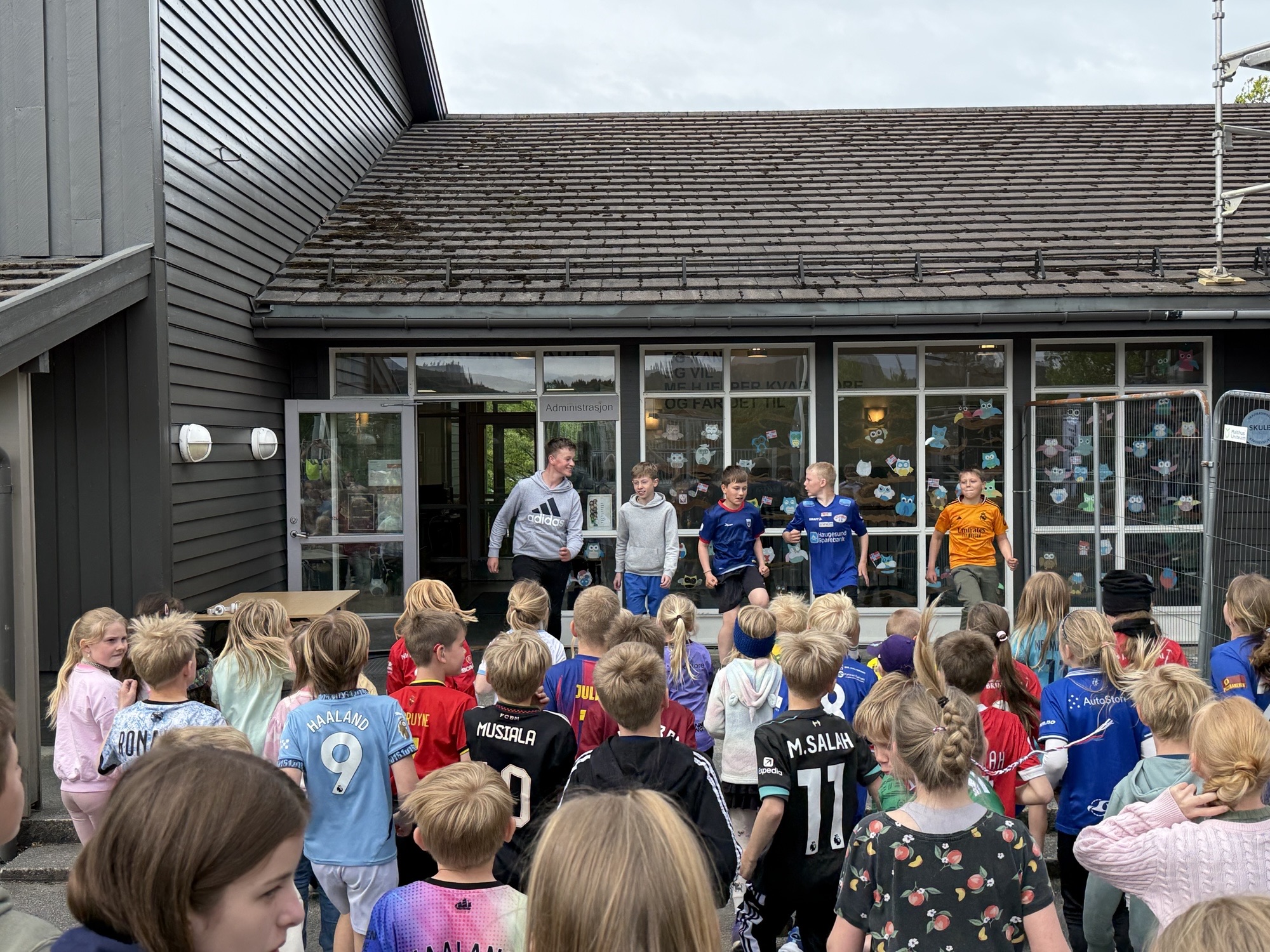 Fotballdrakter og stor stemning på Førland skule i dag.