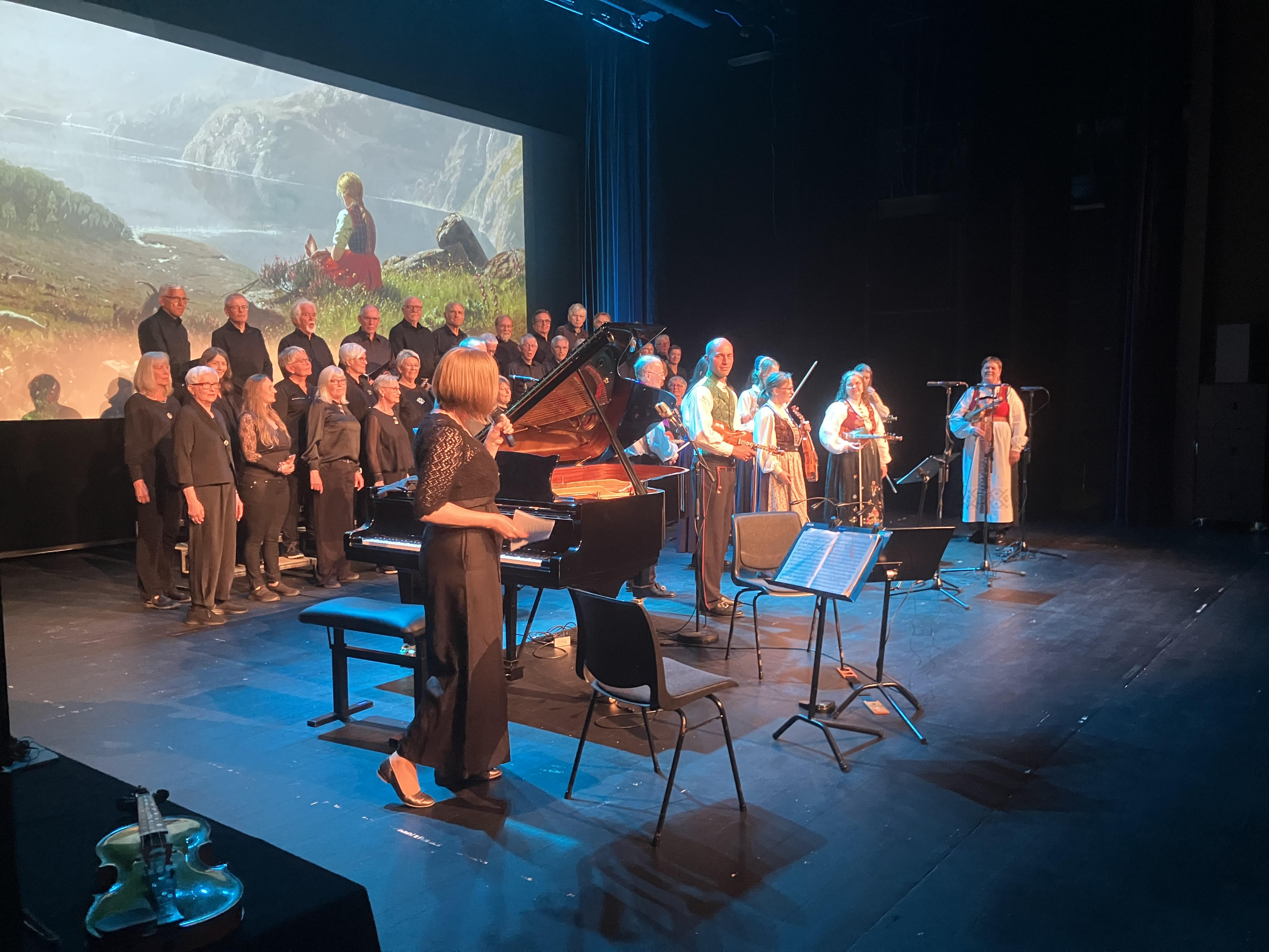 Munor inviterte til samklang med mange denne kvelden. Tysvær blandakor, Haugesund spelemannslag og Ballettakademiet i Haugesund laga ein festkveld.
