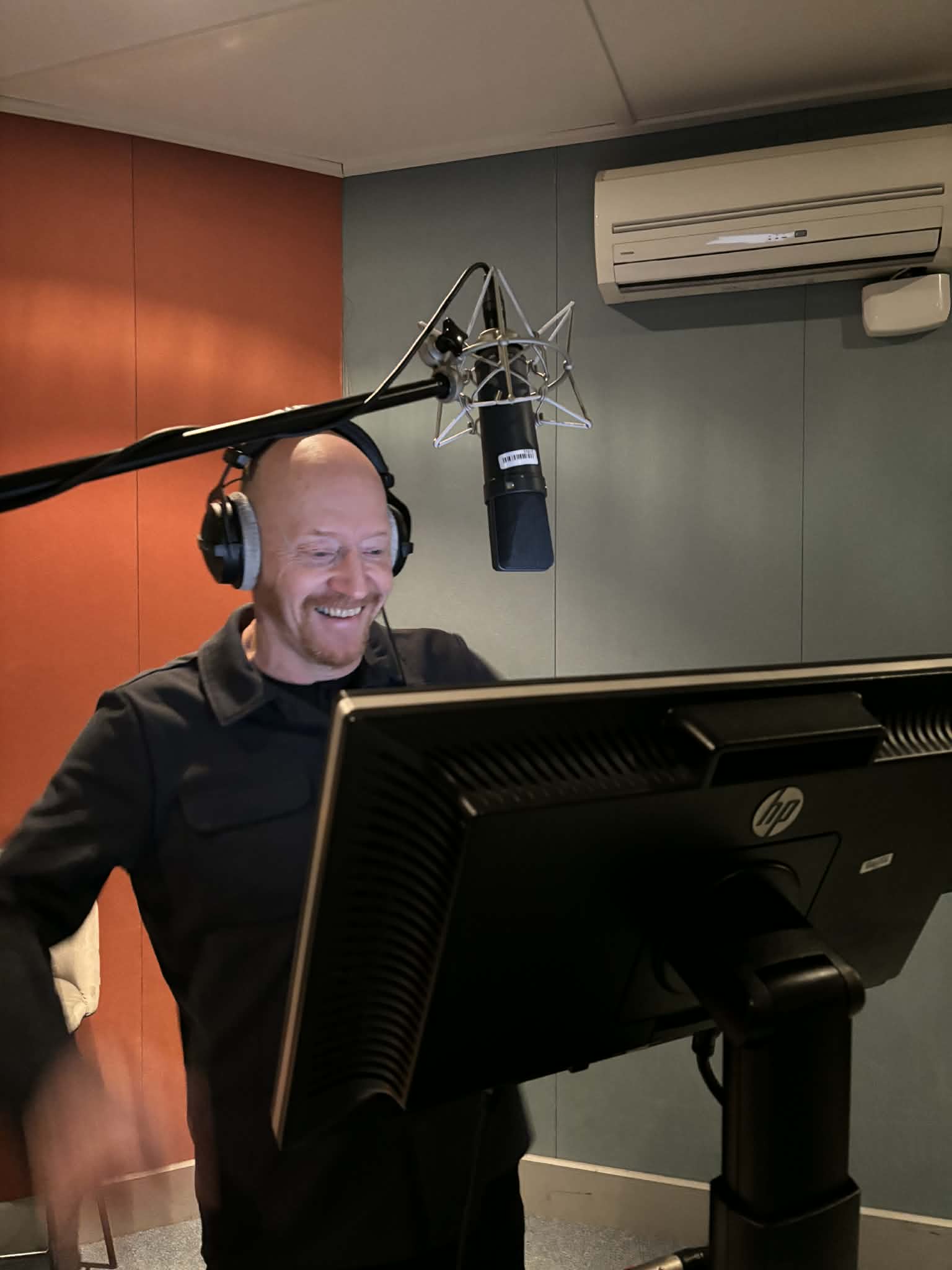 Tysværs kinosjef Øystein Simonsen vant muligheten til å dubbe flere stemmer i den norske barnefilmkomedien Sauedetektivene. Foto: privat.