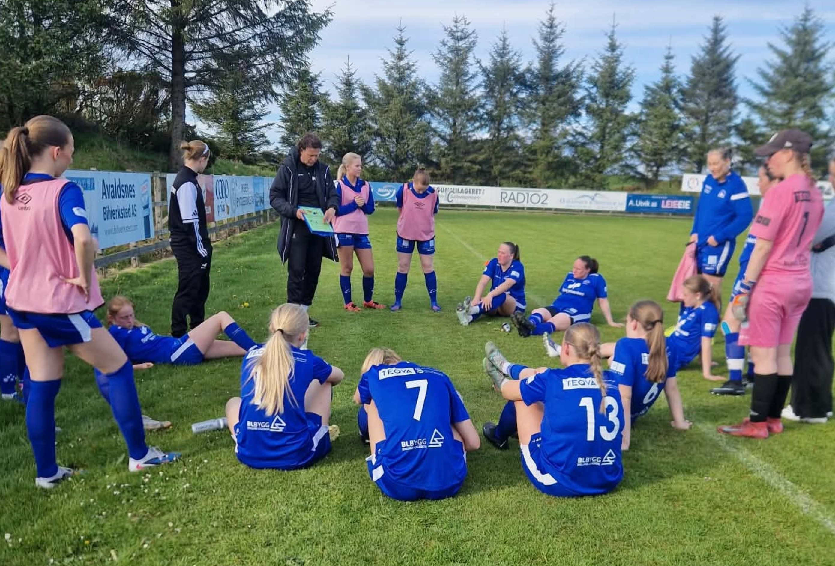 Med gress og snev av sommer slo Tysværdamene til med 8-2-seier på Karmøy.