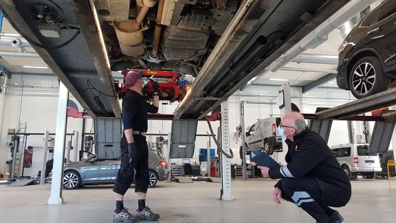 Et forslag om strengere testkrav kan gjøre EU-kontrollen dyrere. EU har også diskutert om biler eldre enn ti år skal på årlig EU-kontroll. 
